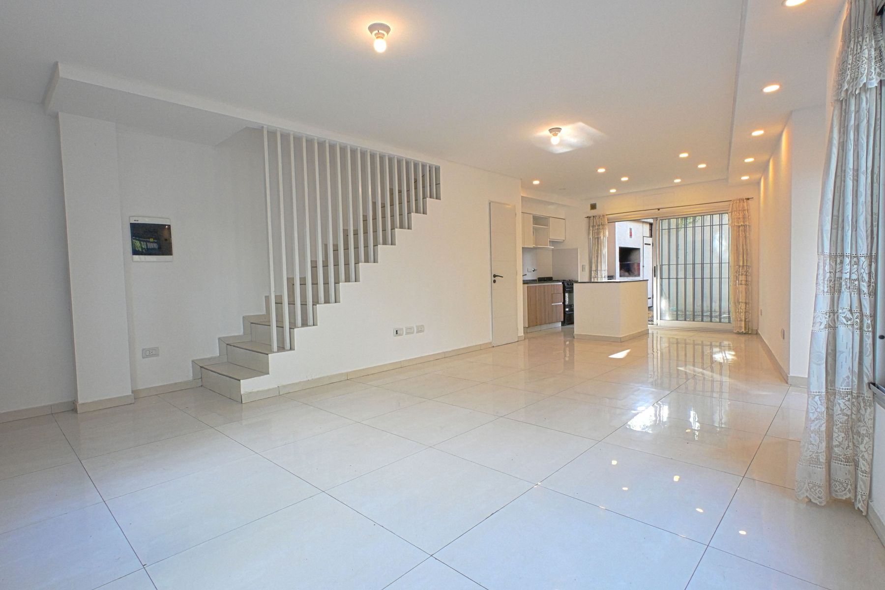 Venta Triplex 4 Ambientes Con Cochera Y Parrilla En Ciudad Jardin — foto 3