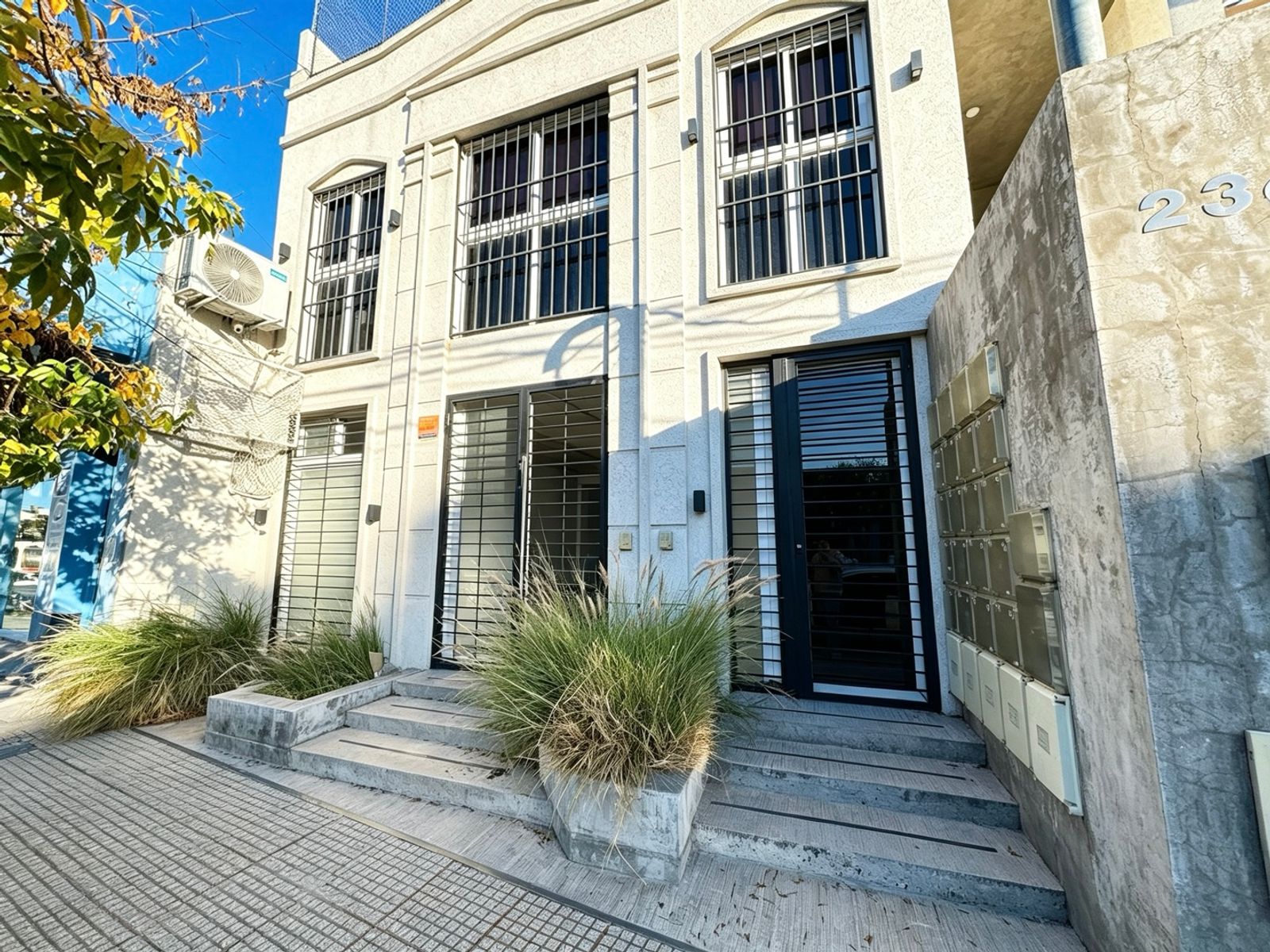 Venta Local Comercial Con Amplio Parque En Haedo - 1