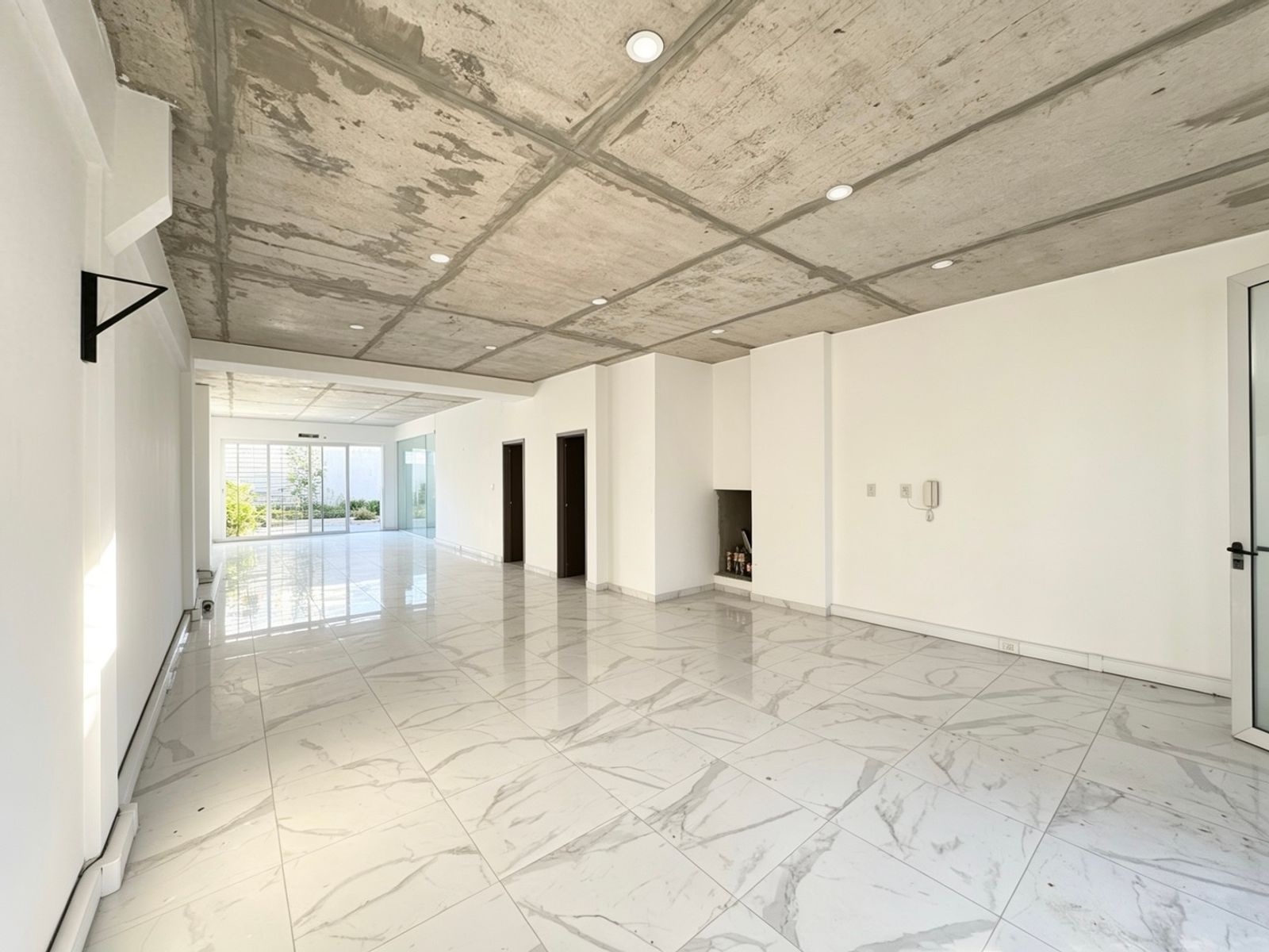 Venta Local Comercial Con Amplio Parque En Haedo - 3