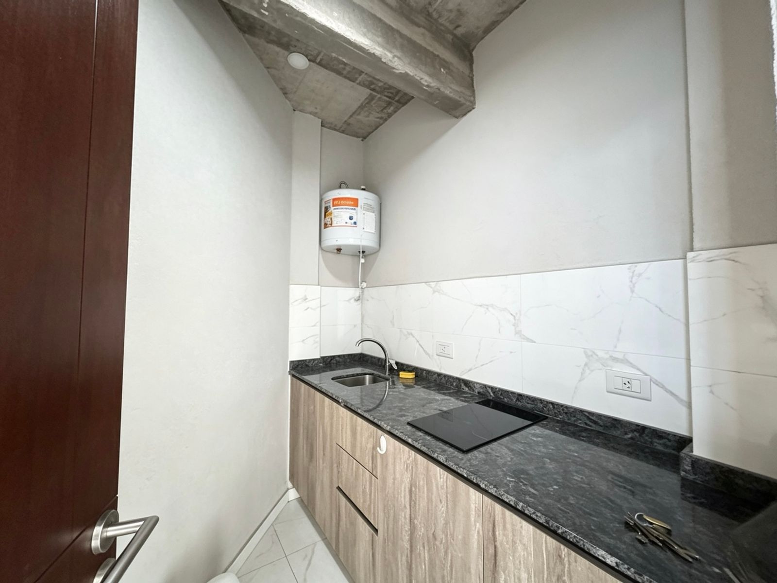 Venta Local Comercial Con Amplio Parque En Haedo - 9