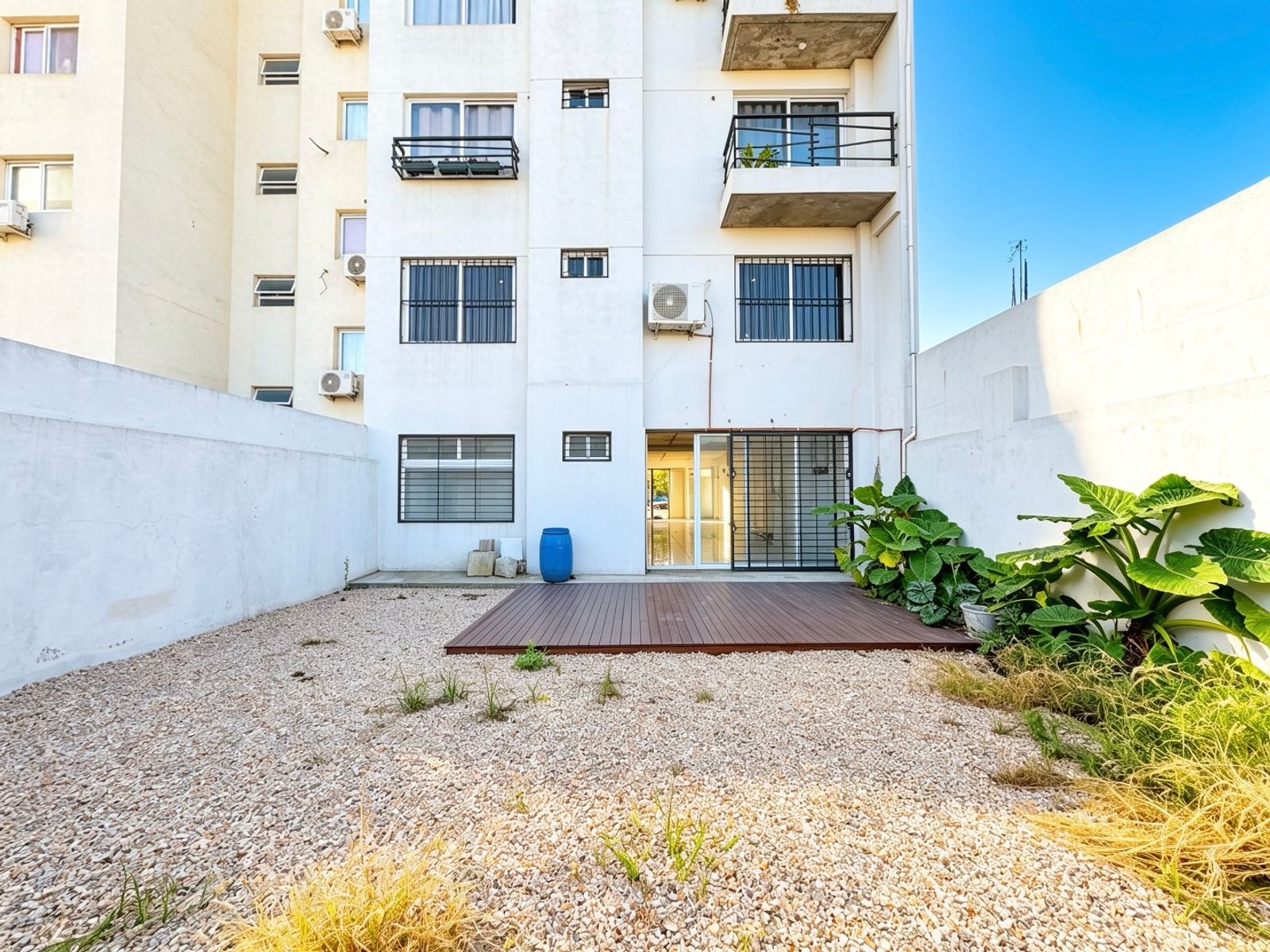 Venta Local Comercial Con Amplio Parque En Haedo - 11