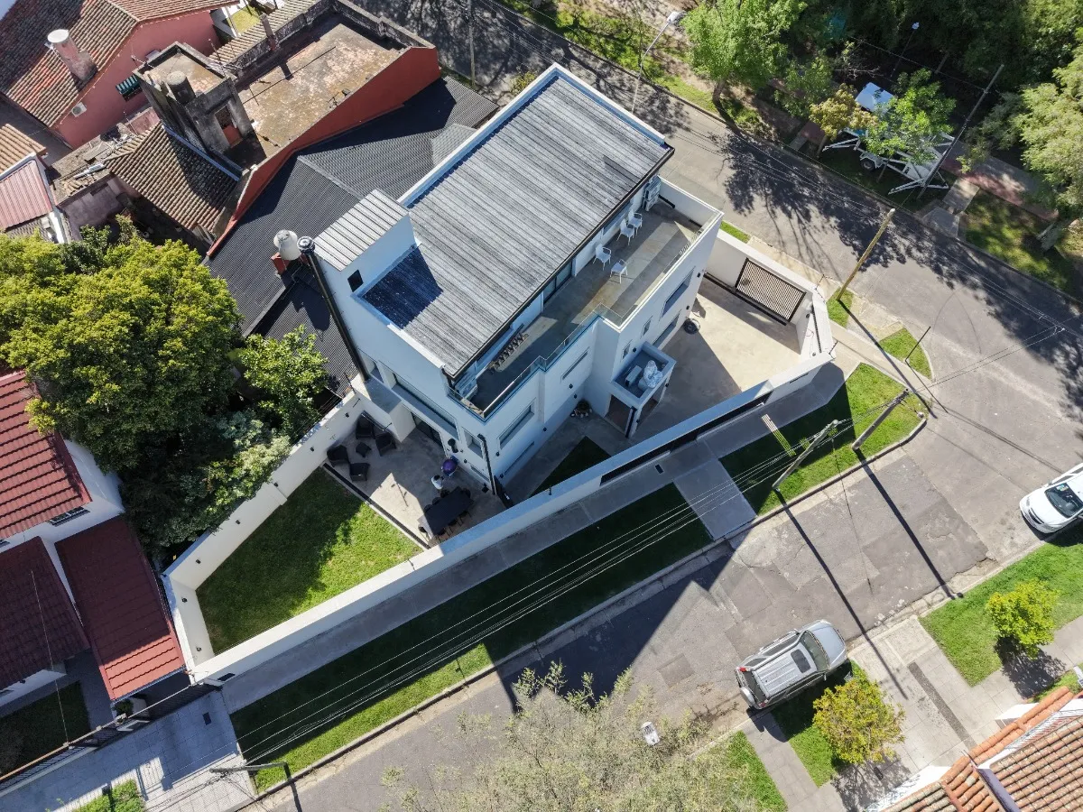 Casa En Venta 6 Ambientes Renovada En Ciudad Jardin - 2