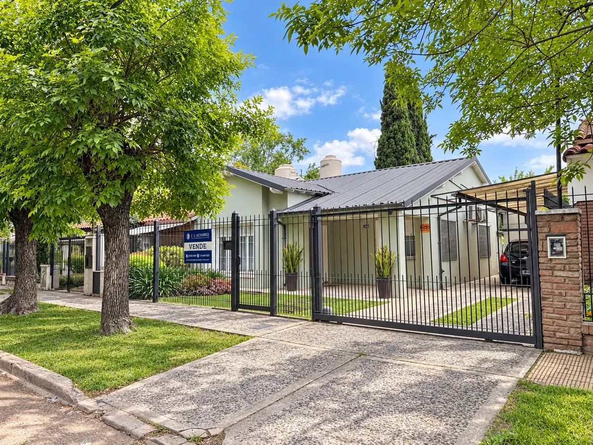 Venta Casa 3 Ambientes Con Patio y Cochera - El Palomar - 1