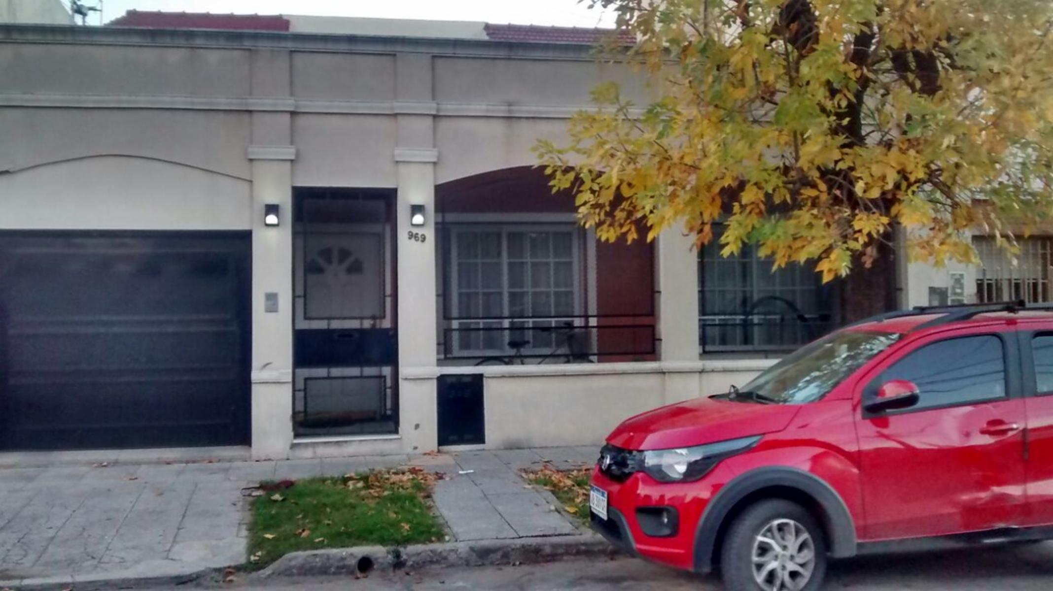 Venta terreno de 10 x 26.5 casa en 2 plantas 4 dormitorios, living, cocina / comedor, 2 baños patio,. quincho, cochera cubierta para 2 autos