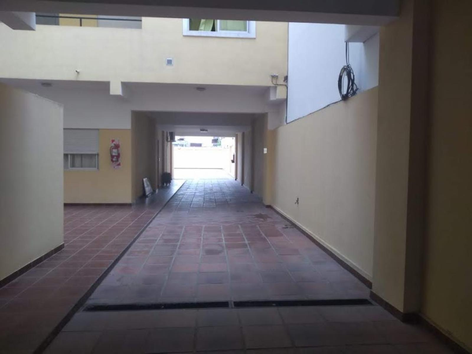 EXCELENTE DEPTO. 3 AMBIENTES CON PATIO — foto 8