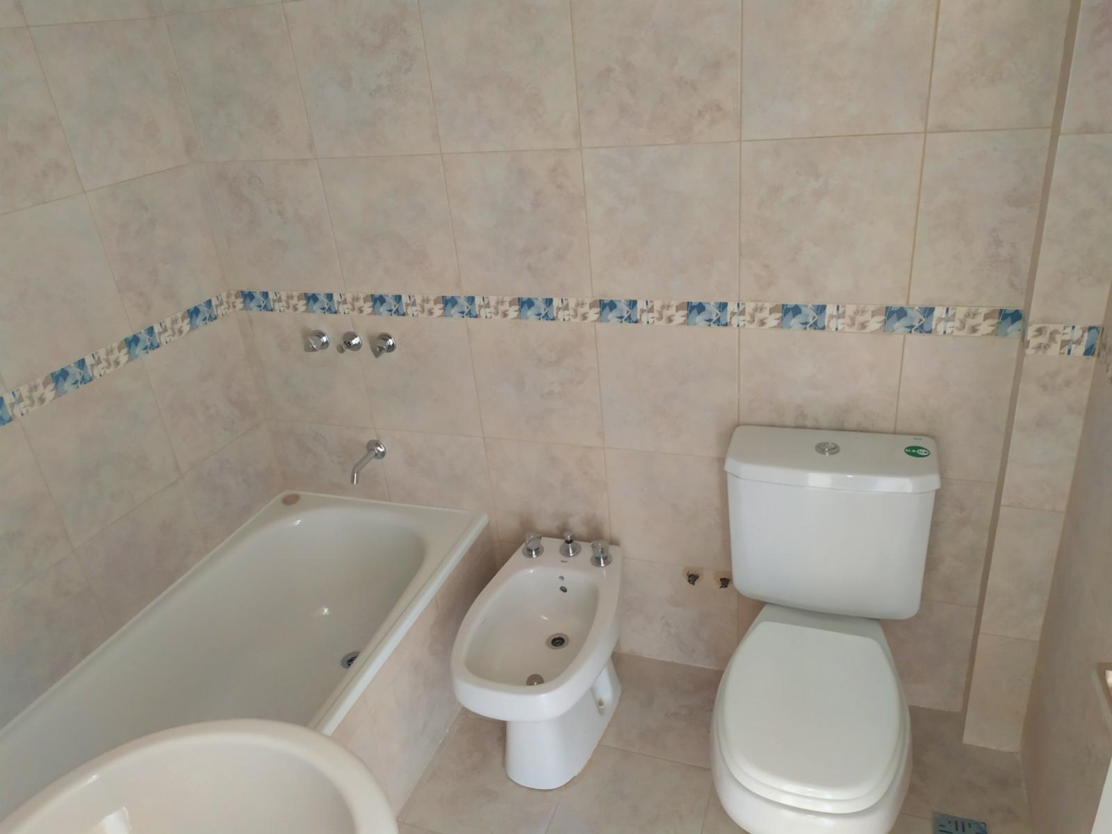 OPORTUNIDAD Excelente duplex 3 amb + cochera doble + patio