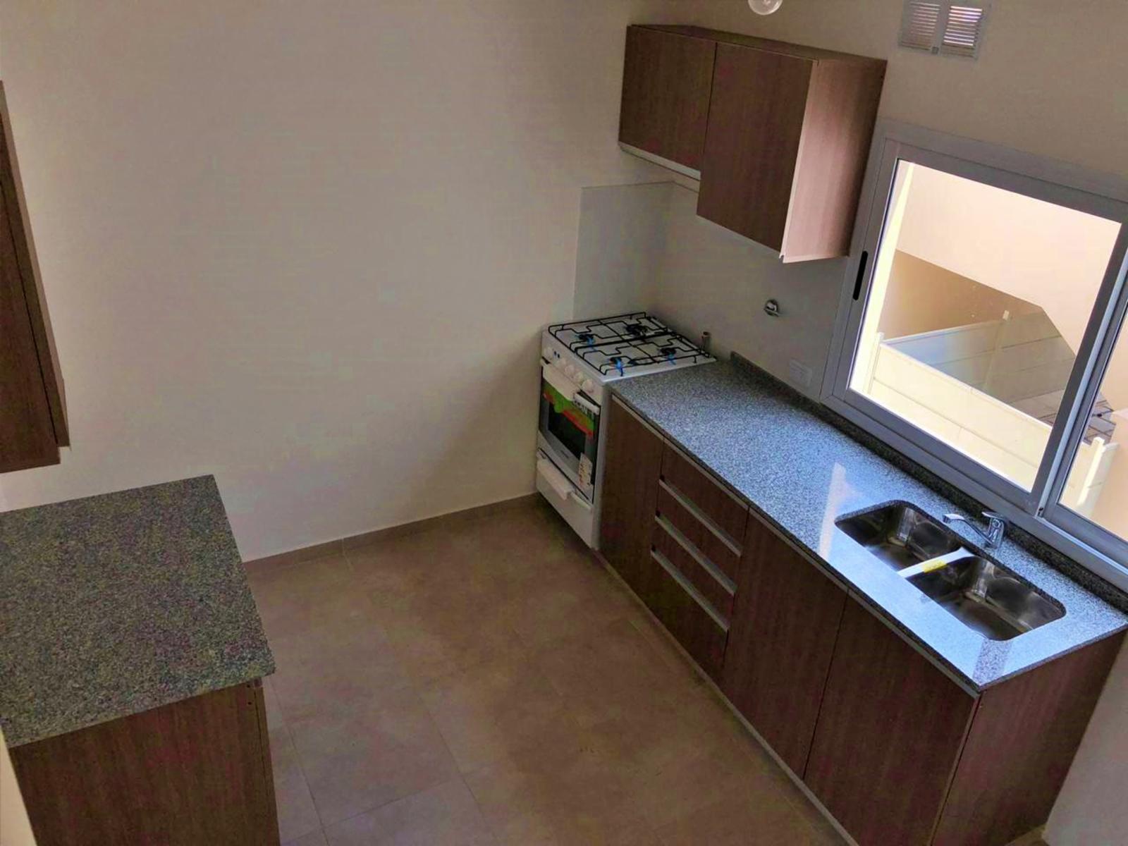 OPORTUNIDAD Excelente duplex 3 amb + cochera doble + patio — foto 3