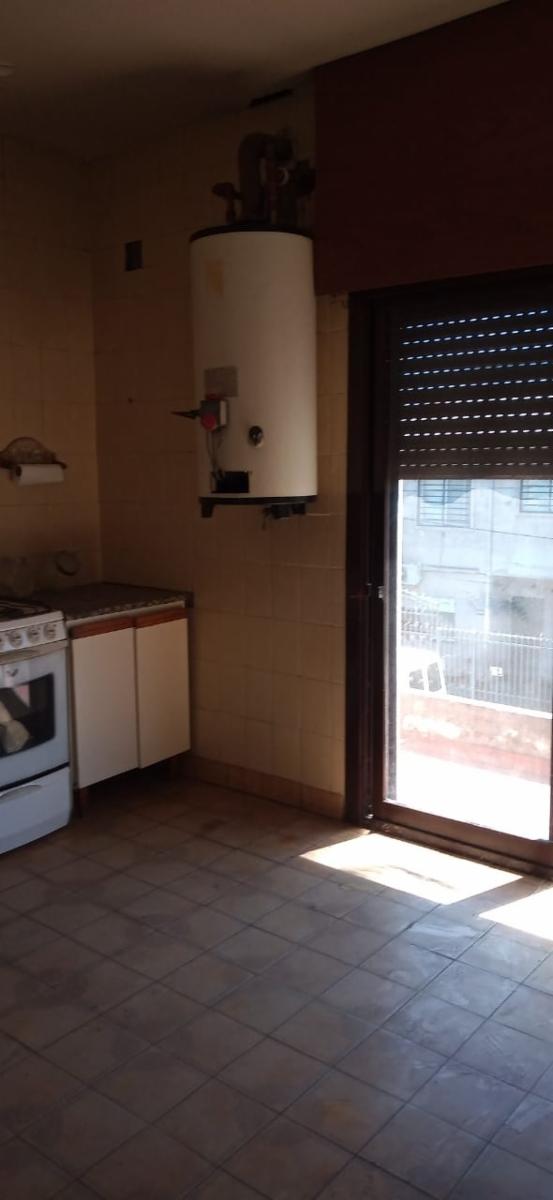 CASA EN PLANTA ALTA CON PARQUE Y LOCAL AL FRENTE — foto 4