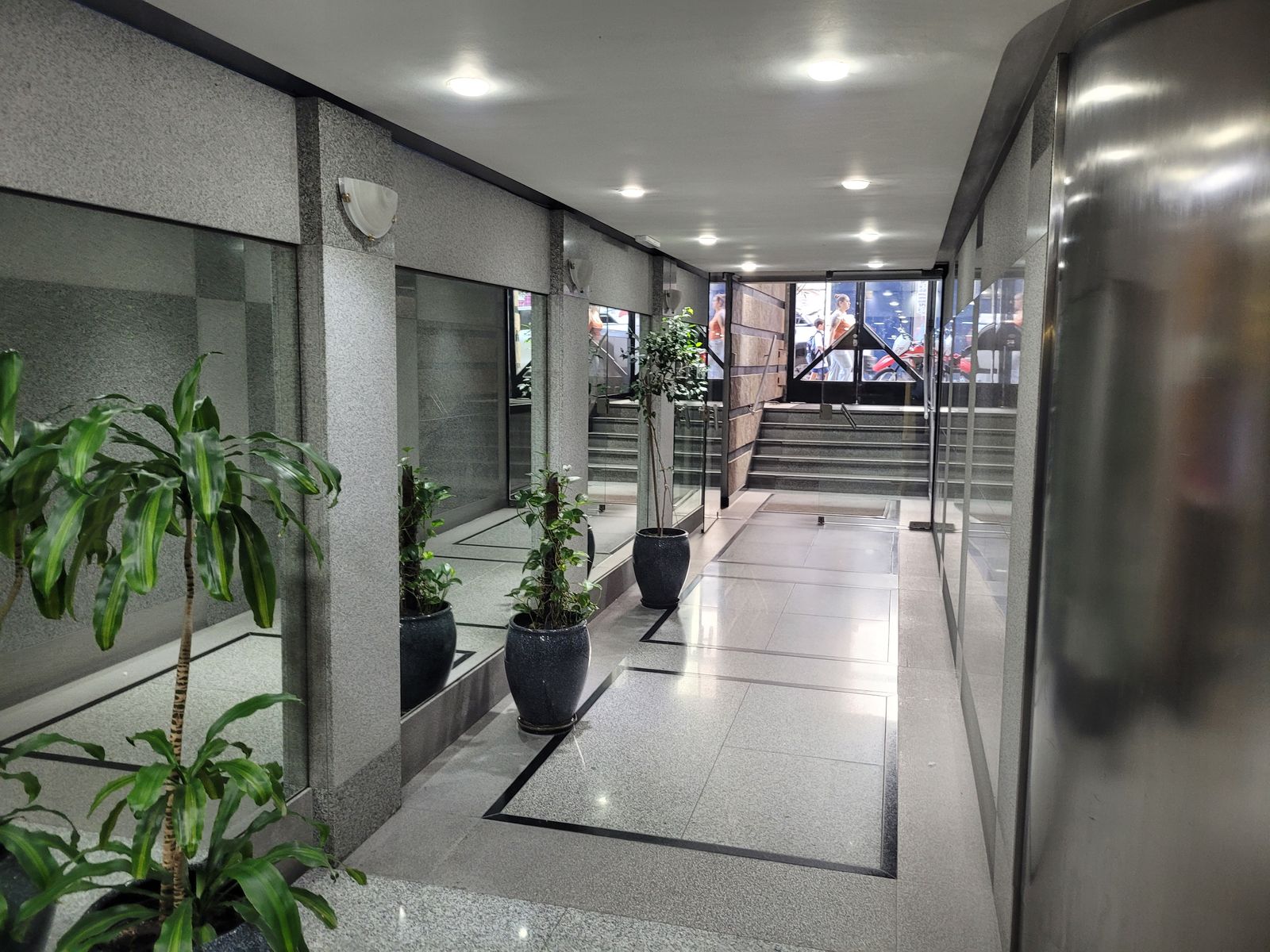 Esmeralda Y Av Corrientes Oficina Planta Libre Dividida Al Fte. Bcón+baño Muy Luminoso-1 Despacho+A-trabajo
