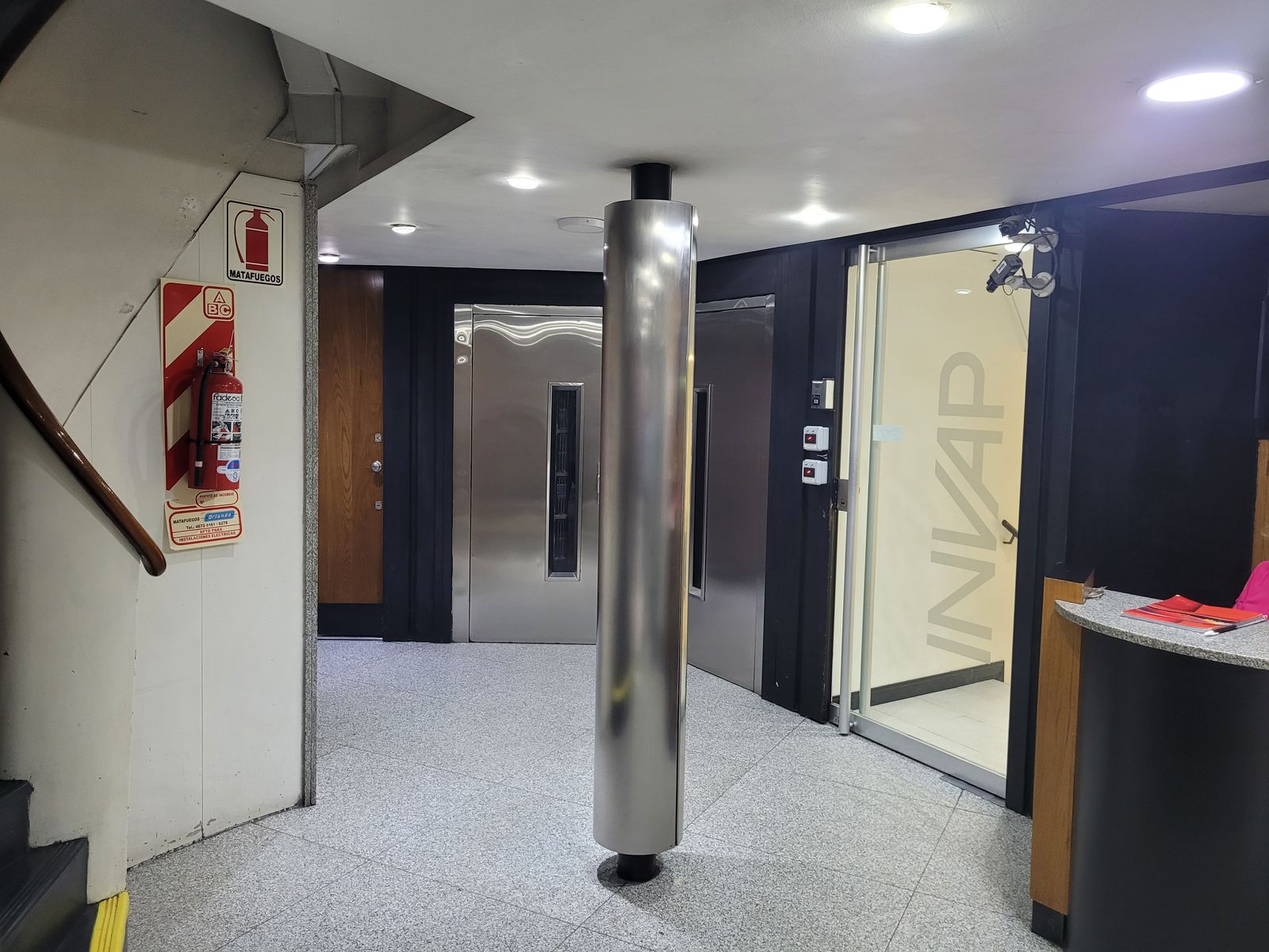 Esmeralda Y Av Corrientes Oficina Planta Libre Dividida Al Fte. Bcón+baño Muy Luminoso-1 Despacho+A-trabajo — foto 2