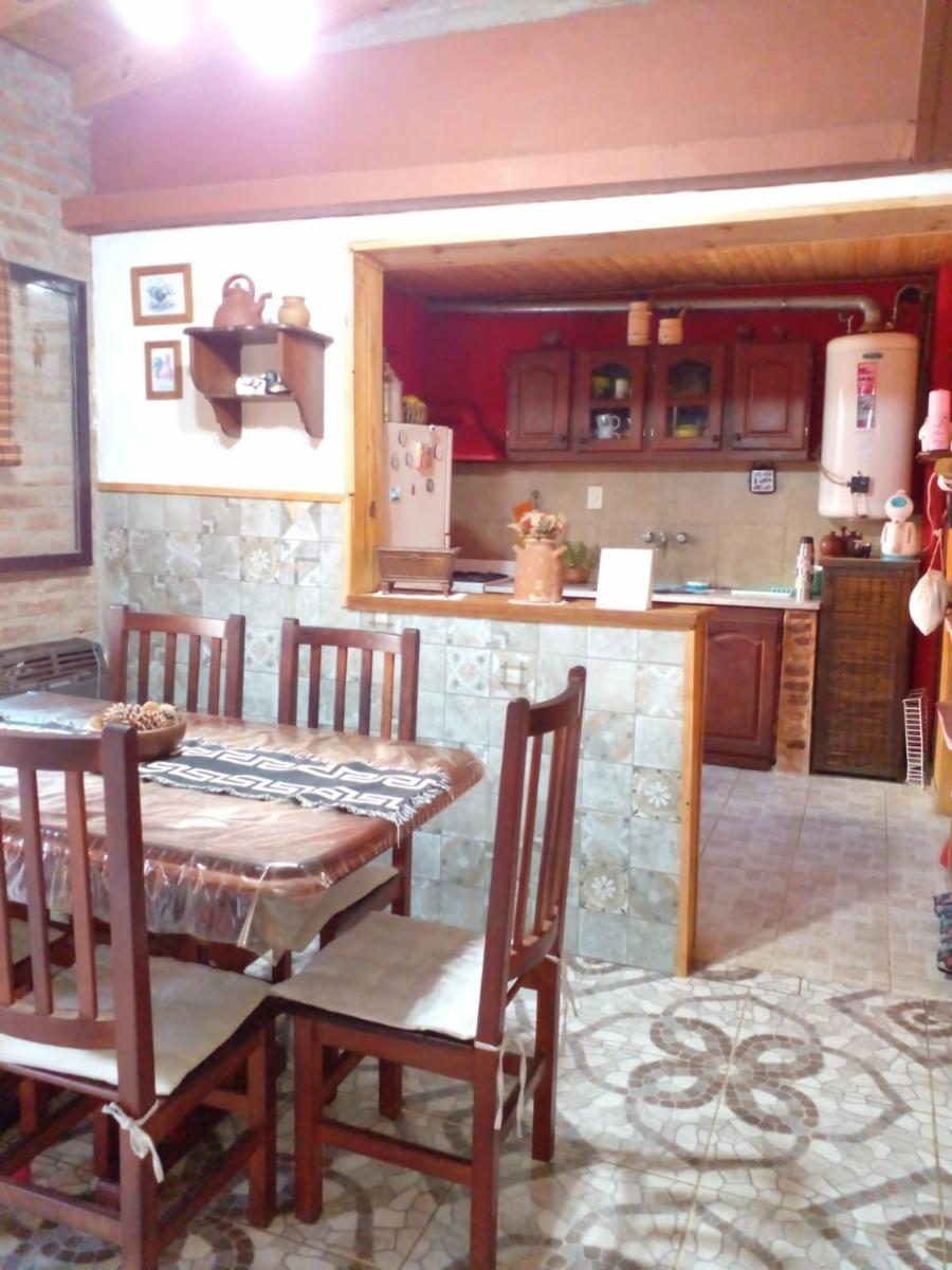 RETASADA CASA DE 3 DORMITORIOS. PASAJE CALDAS 600. COCHERA. AMPLIO PATIO. DEPARTAMENTO DE 2 DORMITORIOS EN PA.