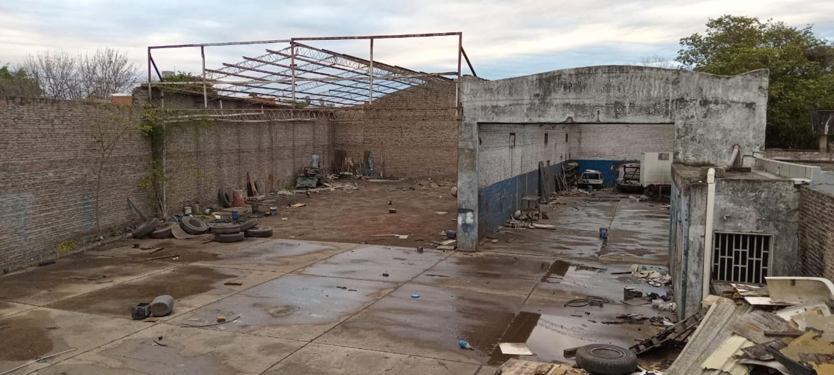 IMPORTANTE TERRENO CON DOS GALPONES CONTIGUOS A TERMINAR Y/O RECICLAR. PUEYRREDON 3800. INGRESO PARA CAMIONES. — foto 2