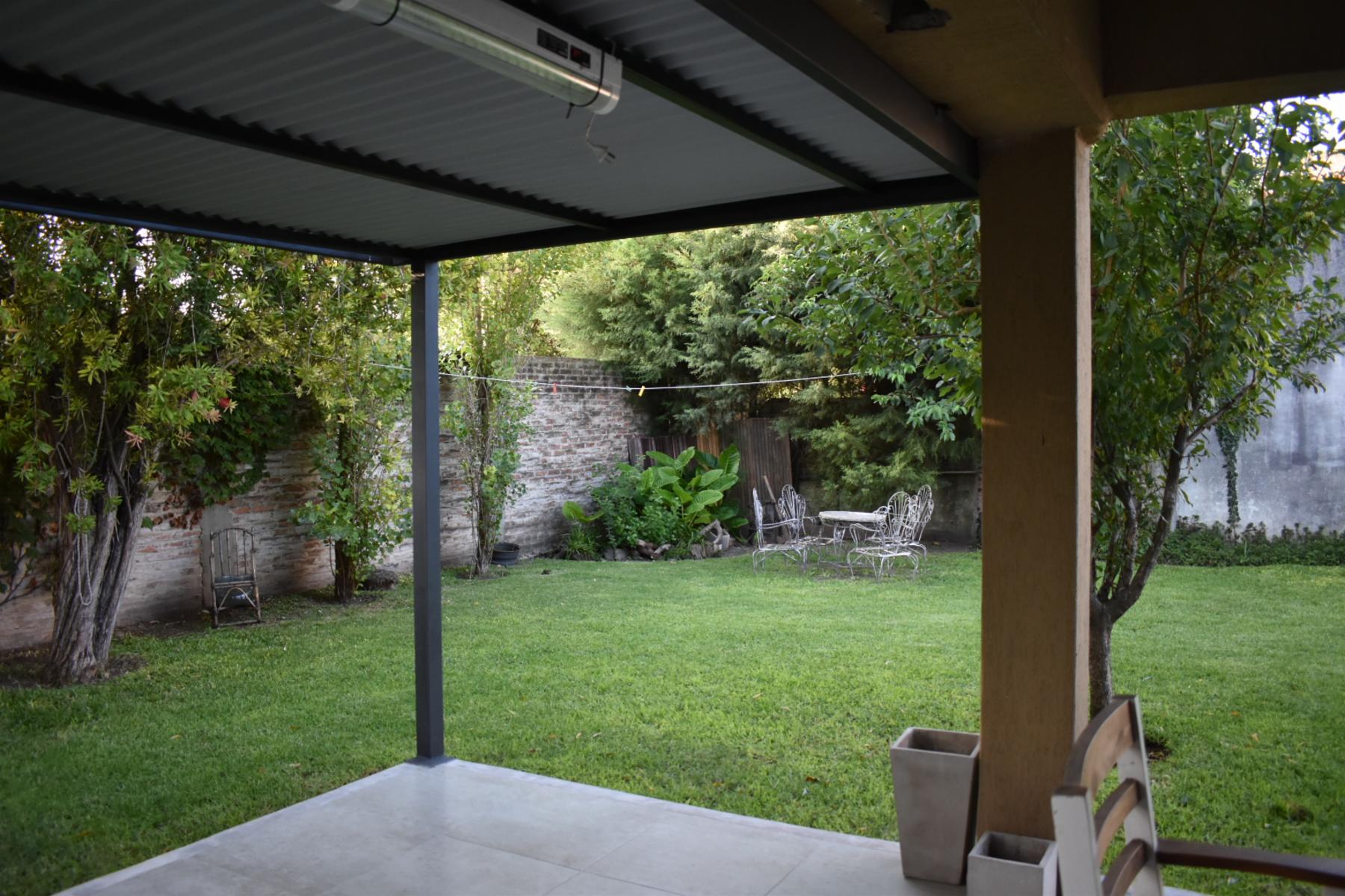 CASA DE 5 AMBIENTES CASTELAR. EXCELENTE ZONA