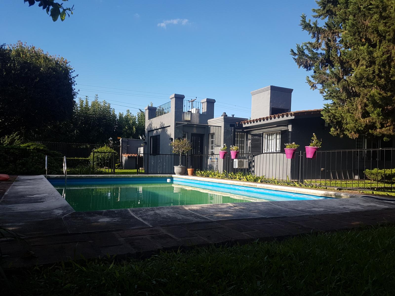 inmaculada propiedad a pocas cuadras de Av. Peron