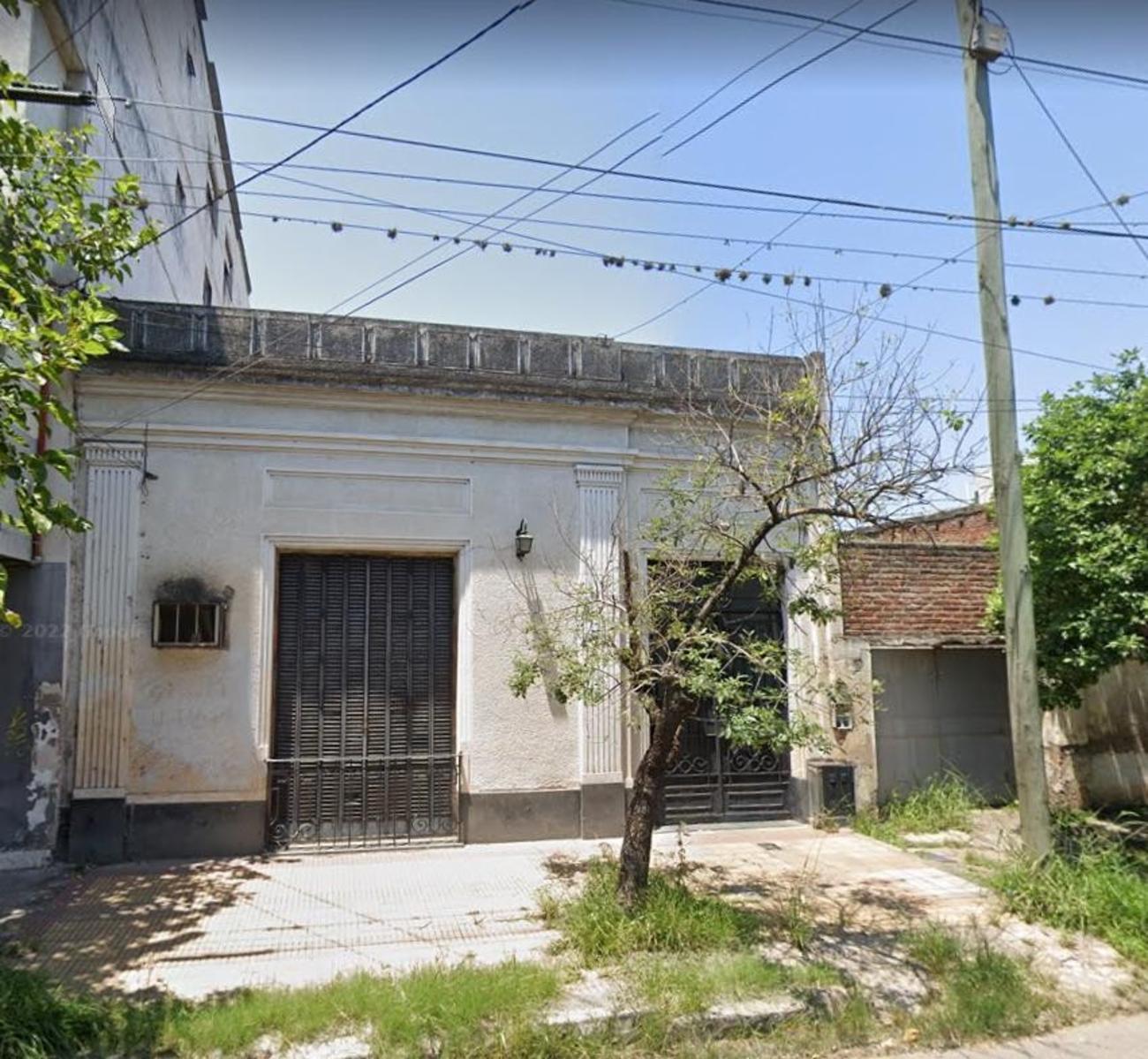 Propiedad a refaccionar o demoler, excelente ubicación, ideal para edificio en altura o local comercial.