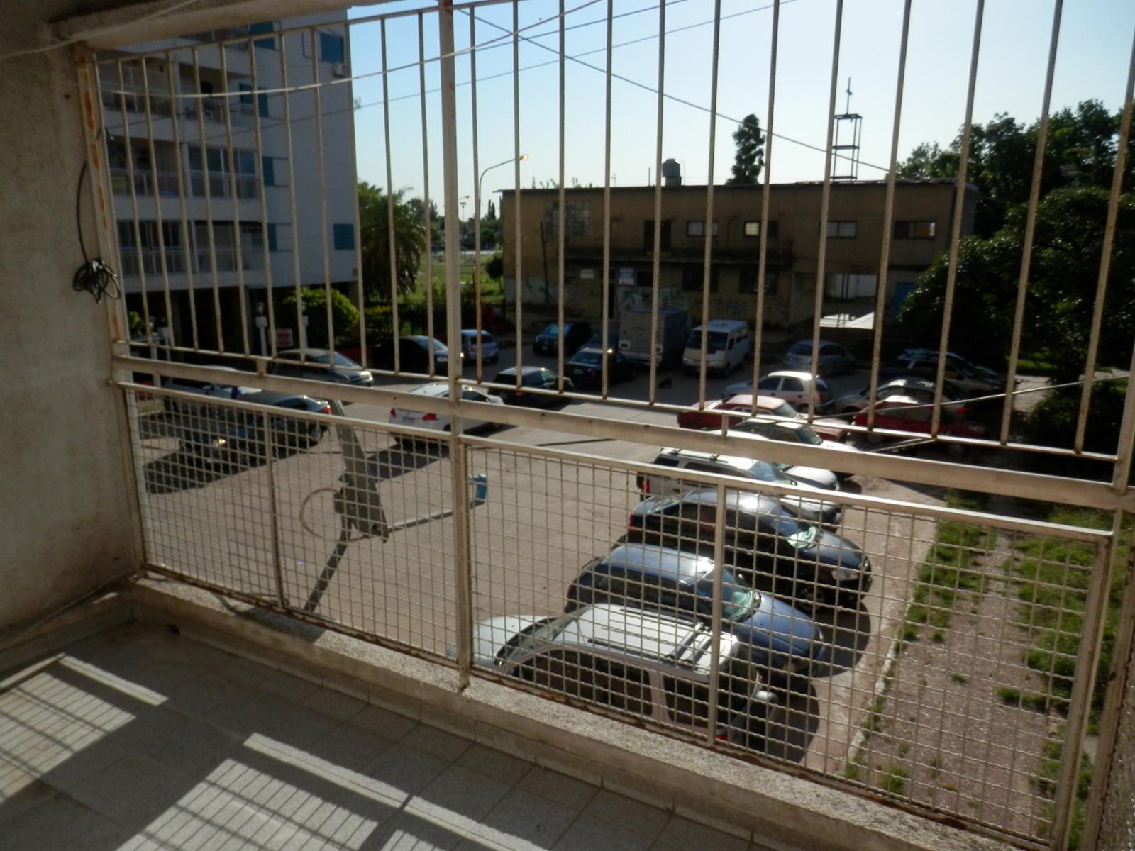 Departamento de 4 amb con balcón. OPORTUNIDAD — foto 2