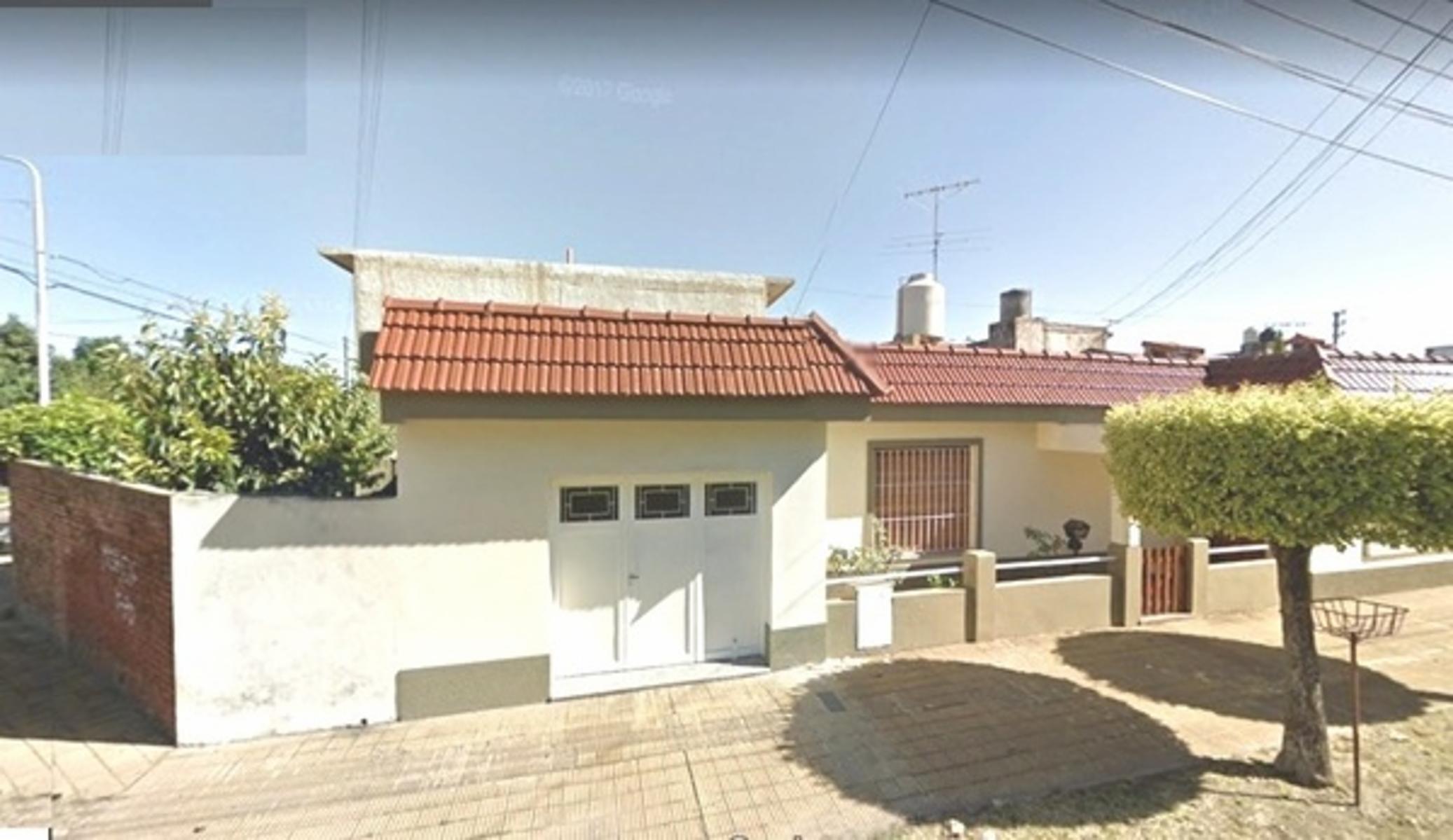 Casa de 3 amb. sobre lote propio.