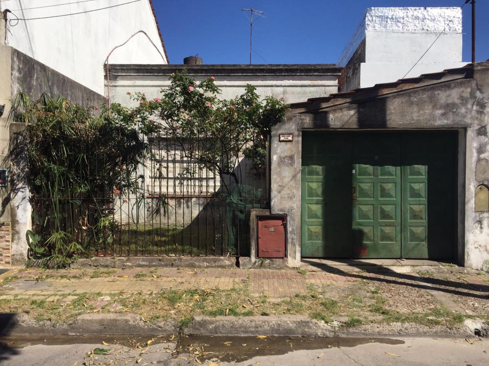 Casa de 5 ambiento sobre lote propio.