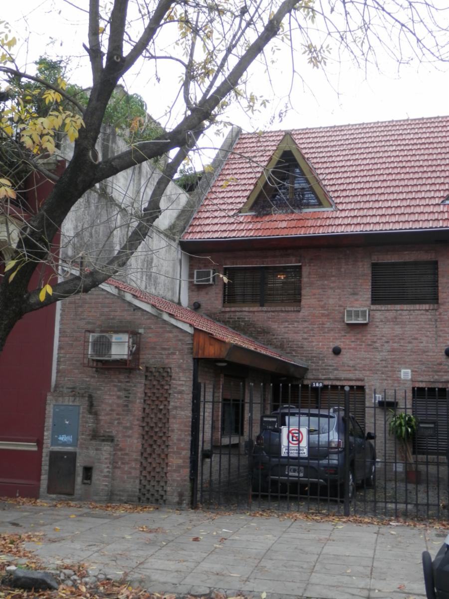 Casa de 5 ambientes con patio y terraza.