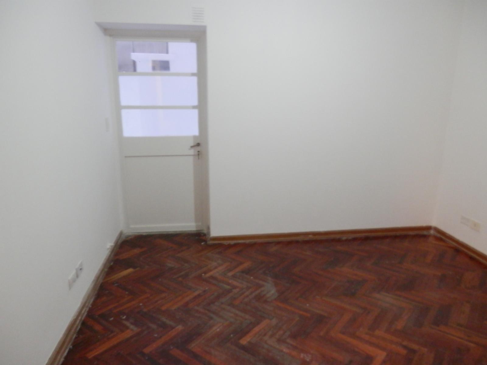 Departamento de dos amb. con patio. Interno.