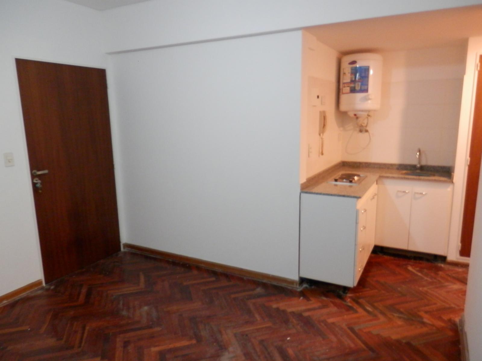 Departamento de dos amb. con patio. Interno. — foto 3