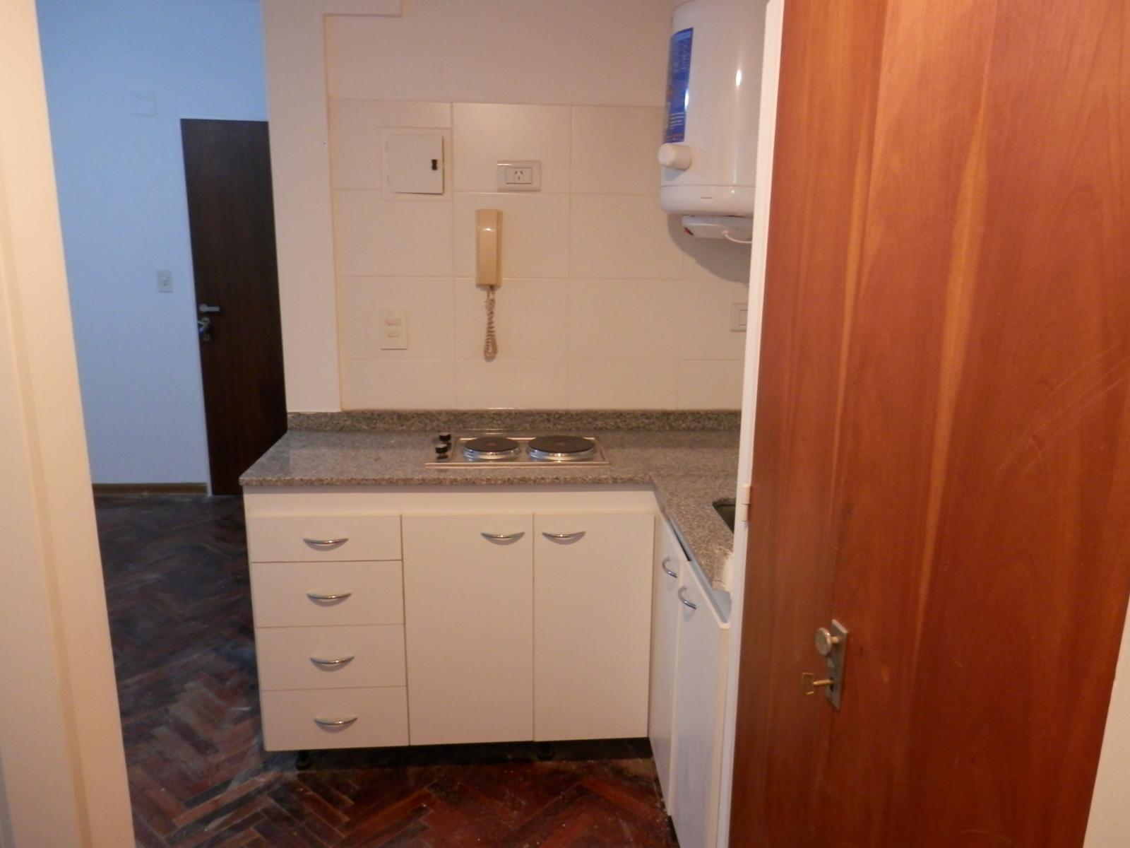 Departamento de dos amb. con patio. Interno. — foto 6