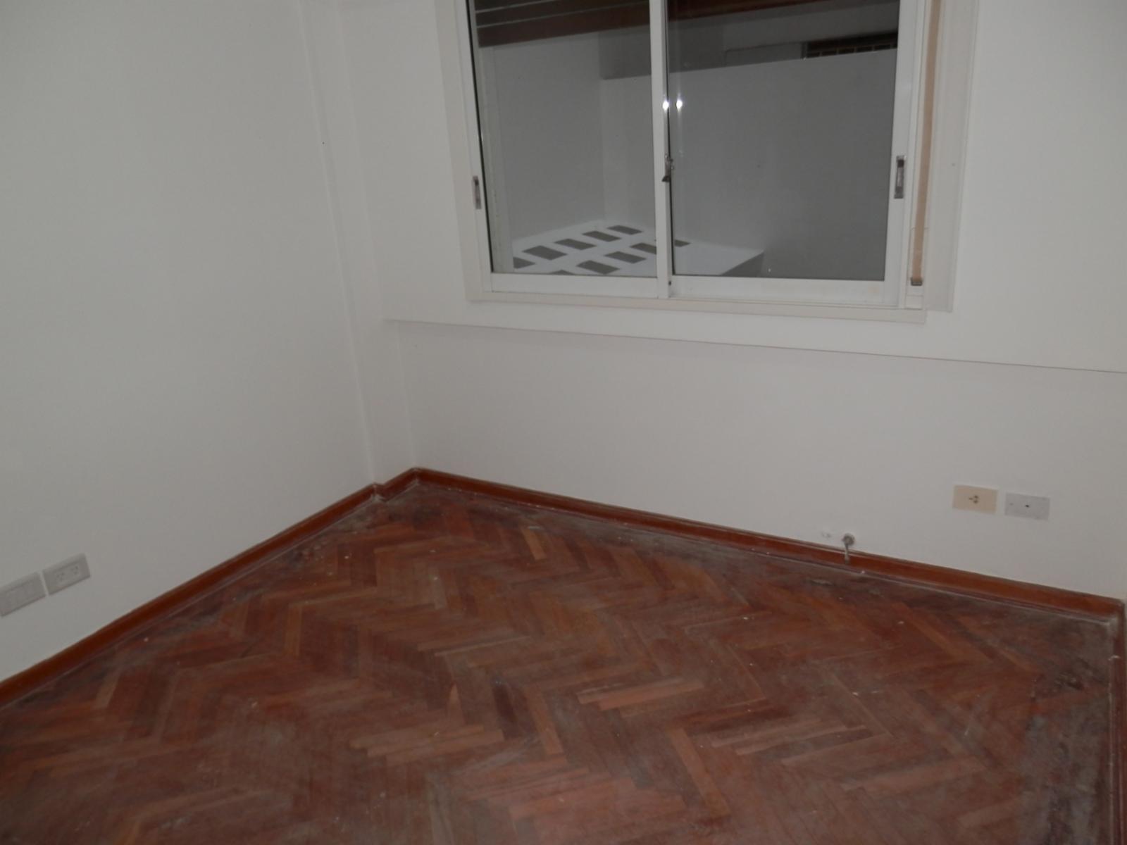 Departamento de dos amb. con patio. Interno. — foto 9