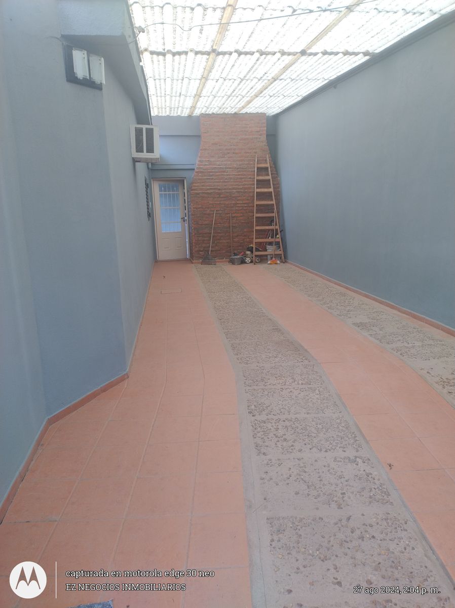 casa de cuatro dormitorios dos baños piscina quincho parrillagarajeparados vehículos — foto 2