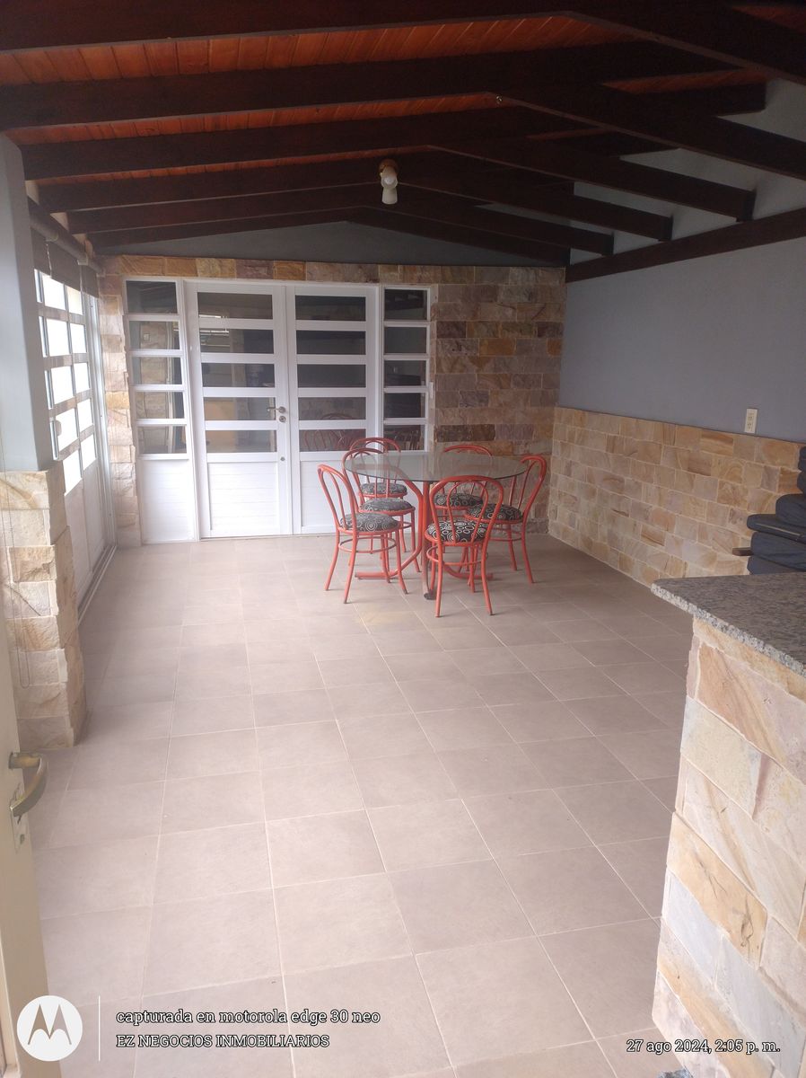 casa de cuatro dormitorios dos baños piscina quincho parrillagarajeparados vehículos — foto 4