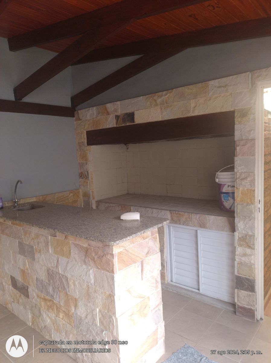 casa de cuatro dormitorios dos baños piscina quincho parrillagarajeparados vehículos — foto 5