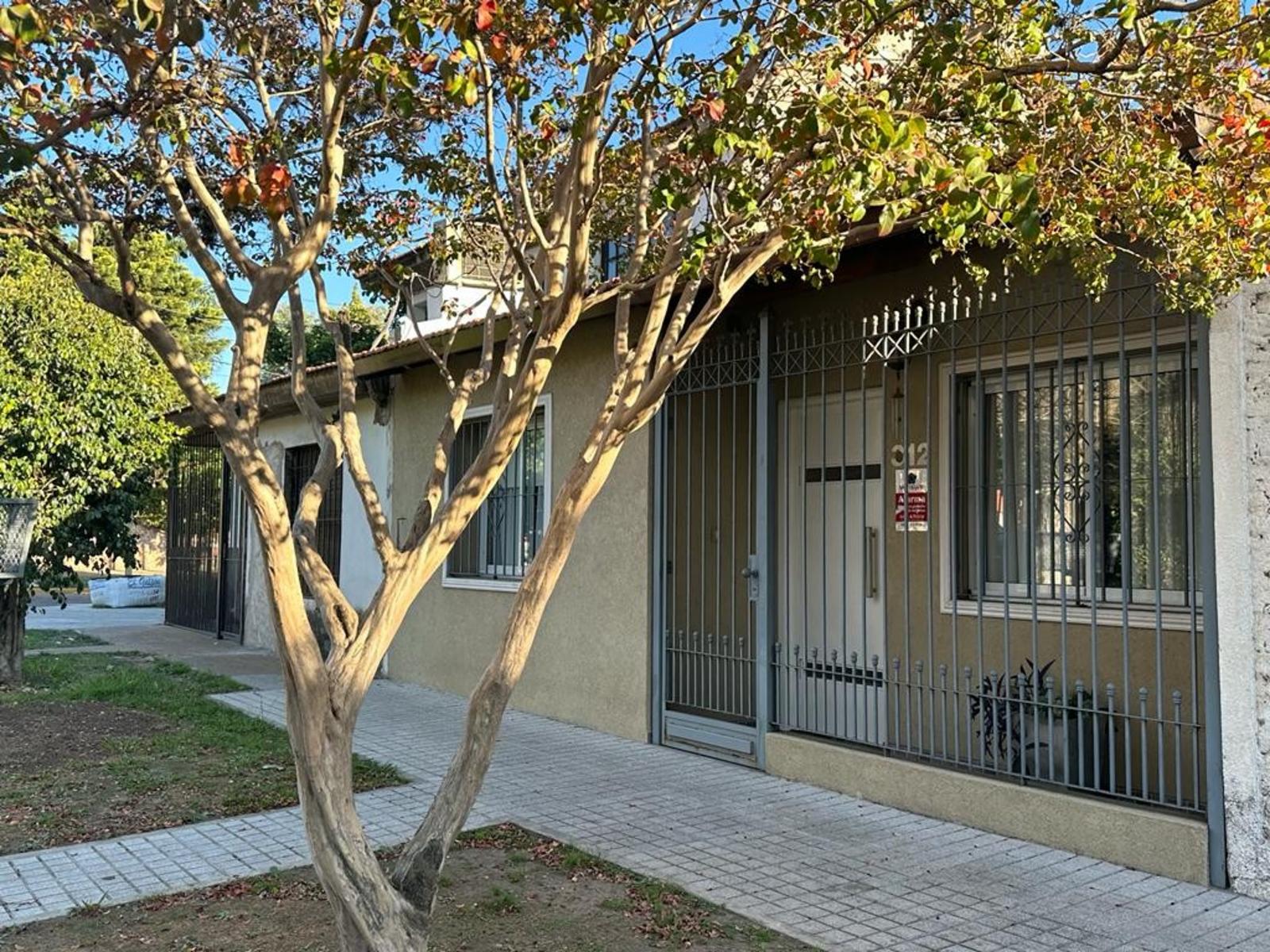 VENTA CASA 3 AMB CON JARDIN COCHERA LOMAS DE ZAMORA