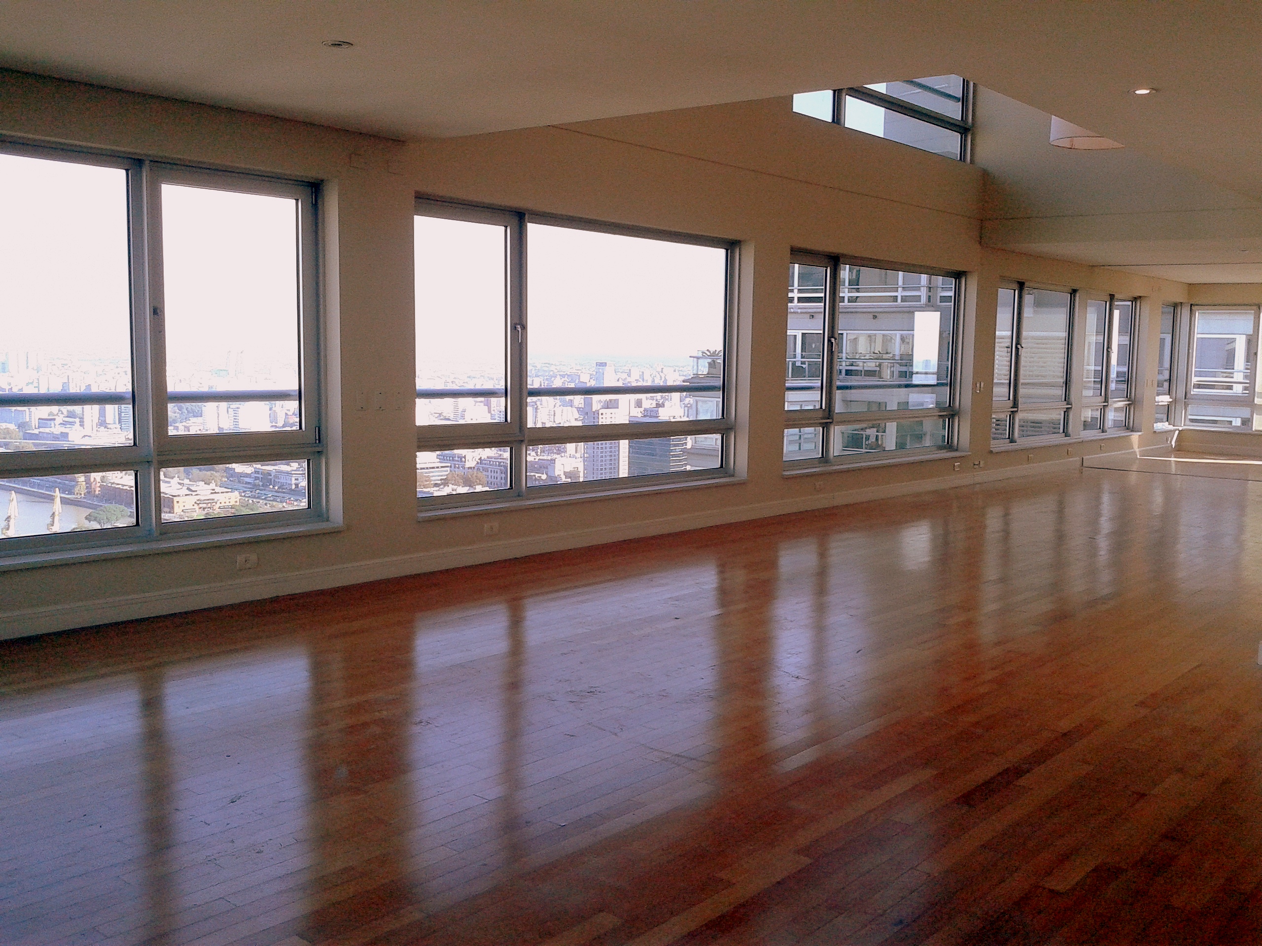 INCREIBLE TRIPLEX EN ALTURA CON TERRAZA PROPIA — foto 3