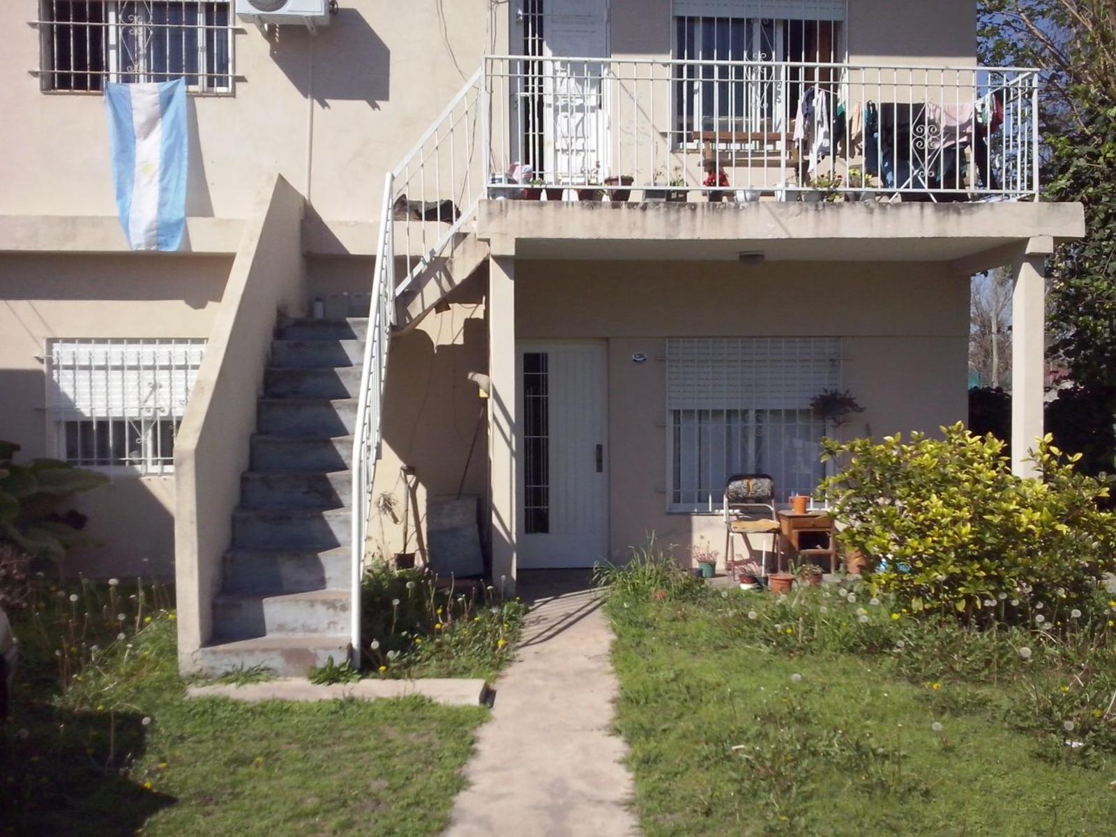 Oportunidad Sobre Lote de 200 m2 - 2 Departamentos 3 ambientes y Terreno Libre