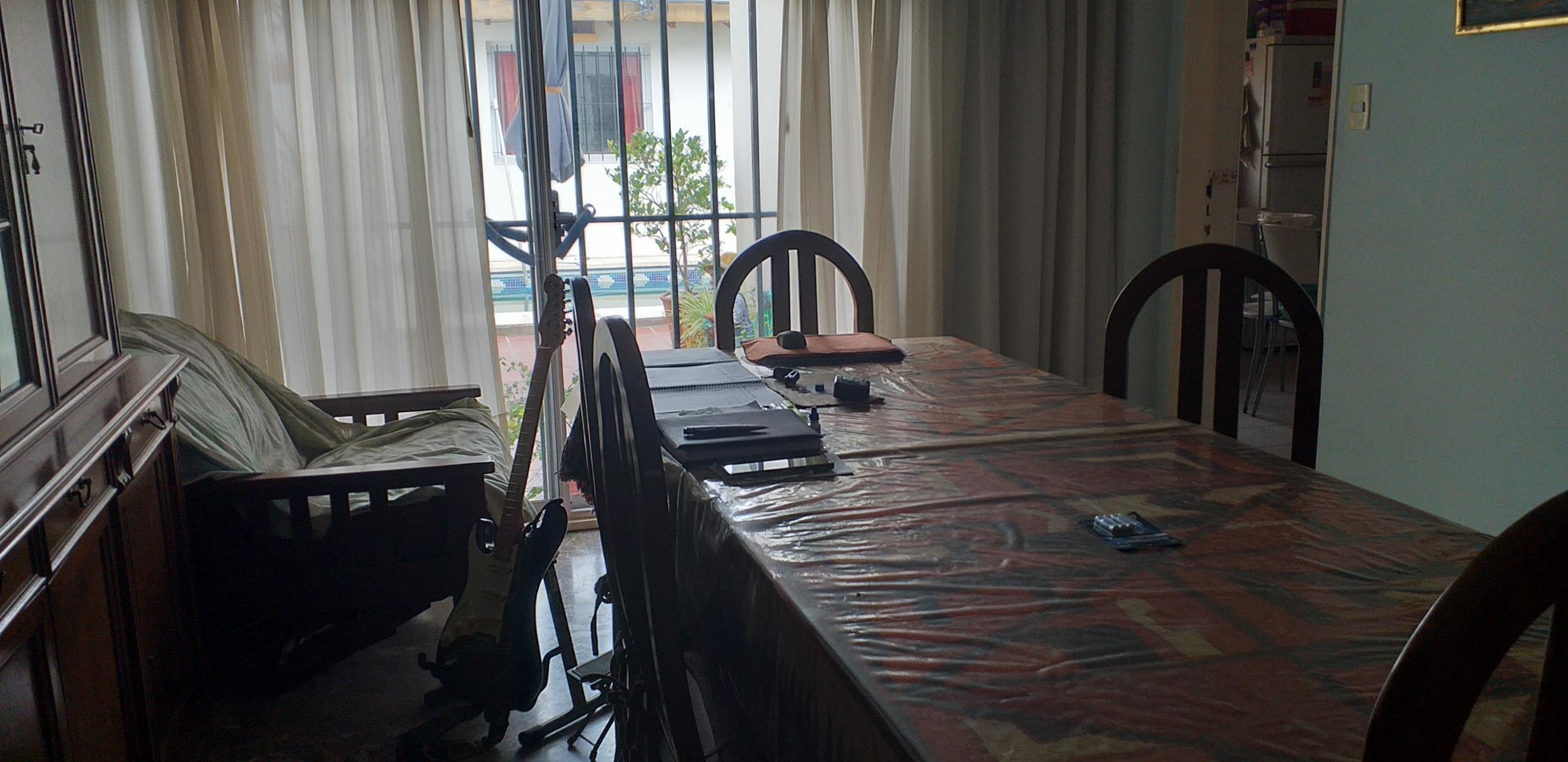 RAMOS MEJIA Excelente propiedad sobre lote propio. 4 Ambientes Cochera/3 Autos Muy buena ubicación — foto 3