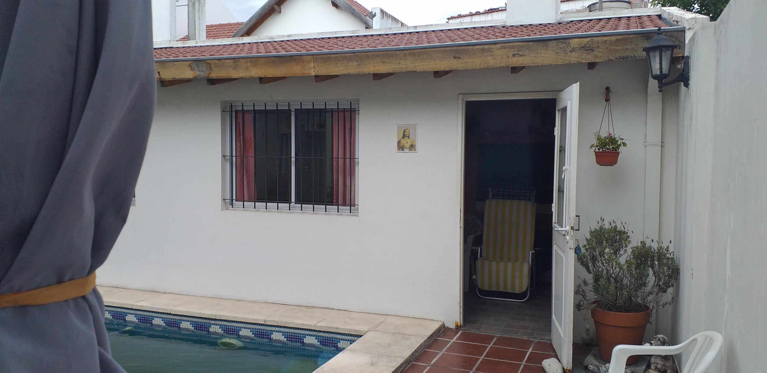 RAMOS MEJIA Excelente propiedad sobre lote propio. 4 Ambientes Cochera/3 Autos Muy buena ubicación — foto 9