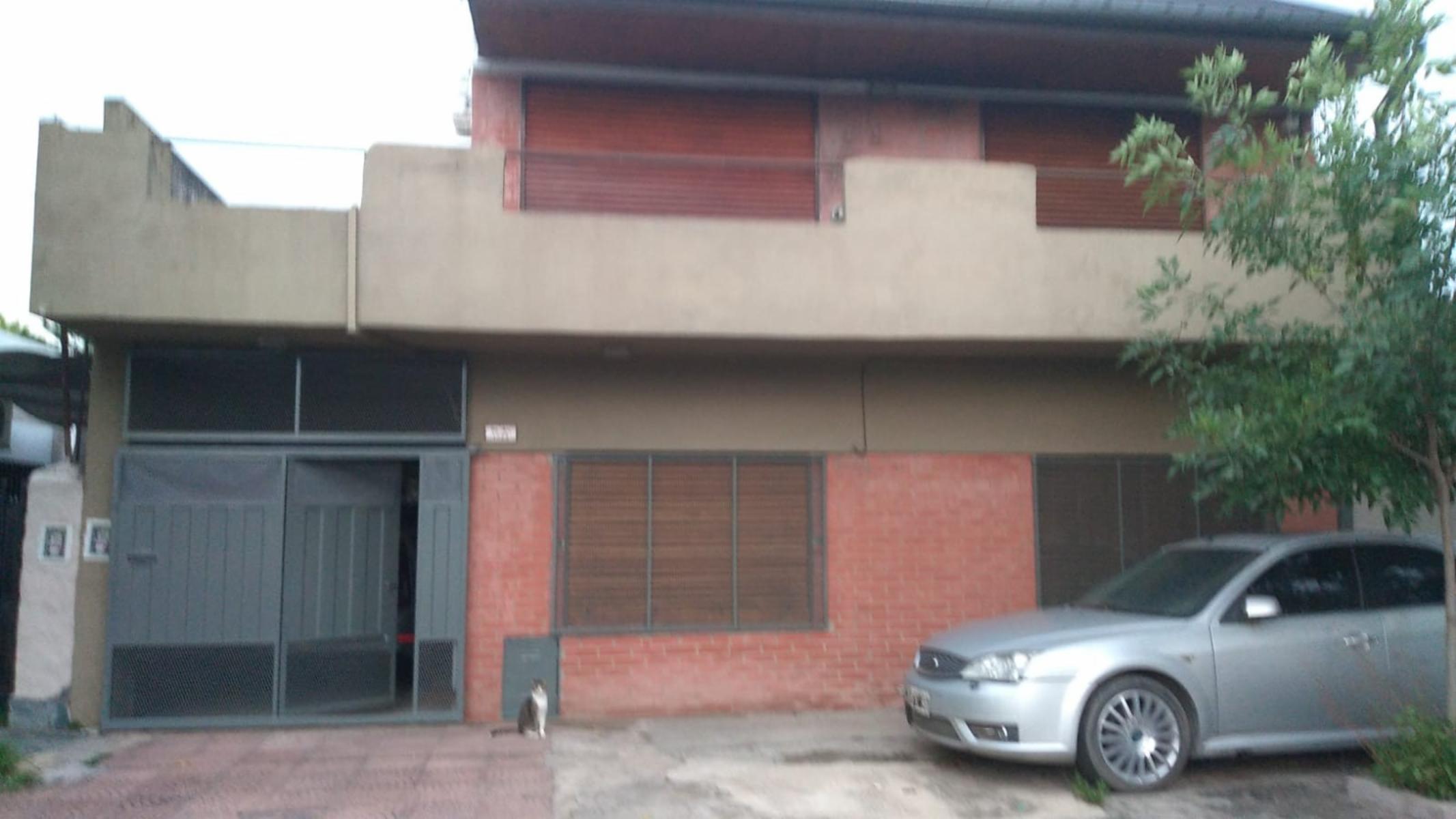 Casa lote propio de 6 ambientes. Cochera pasante 3 autos Fondo libre