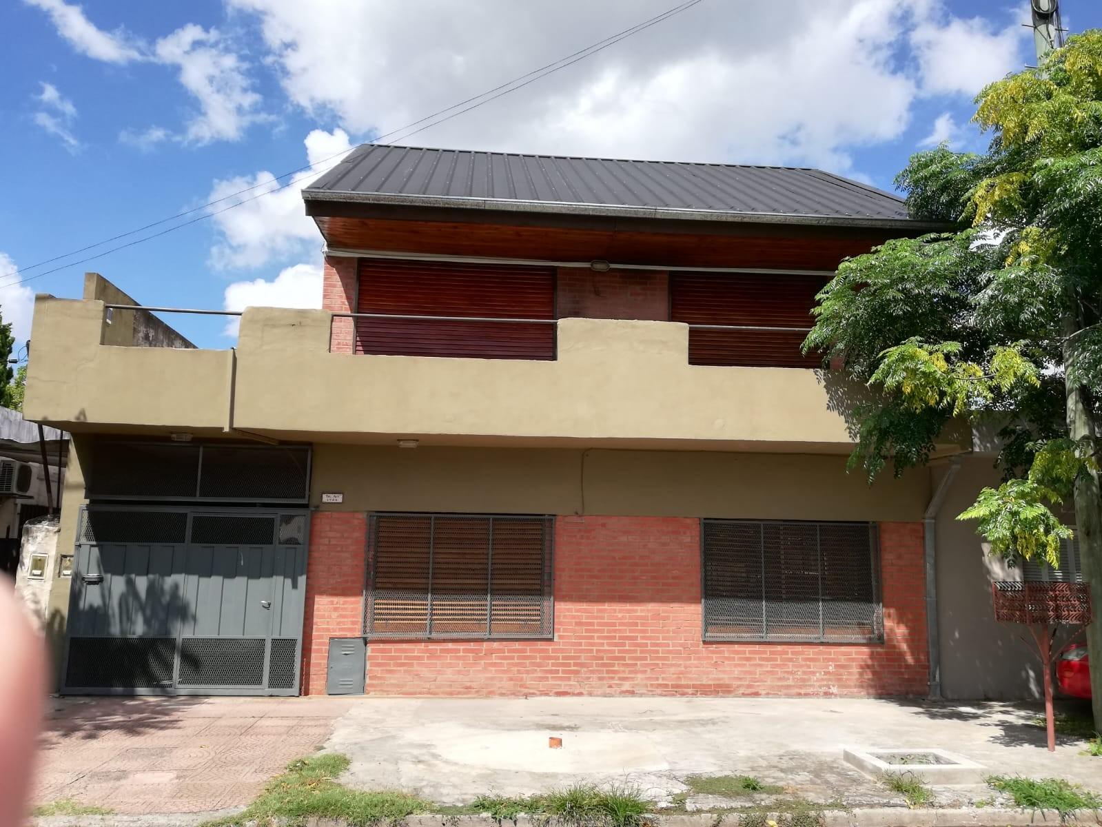 Casa lote propio de 6 ambientes. Cochera pasante 3 autos Fondo libre — foto 2
