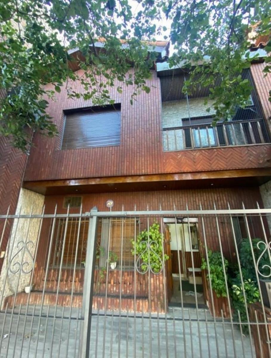 Excelente propiedad 4 Ambientes. Cochera y Pileta, sobre lote de 10X45. — foto 2