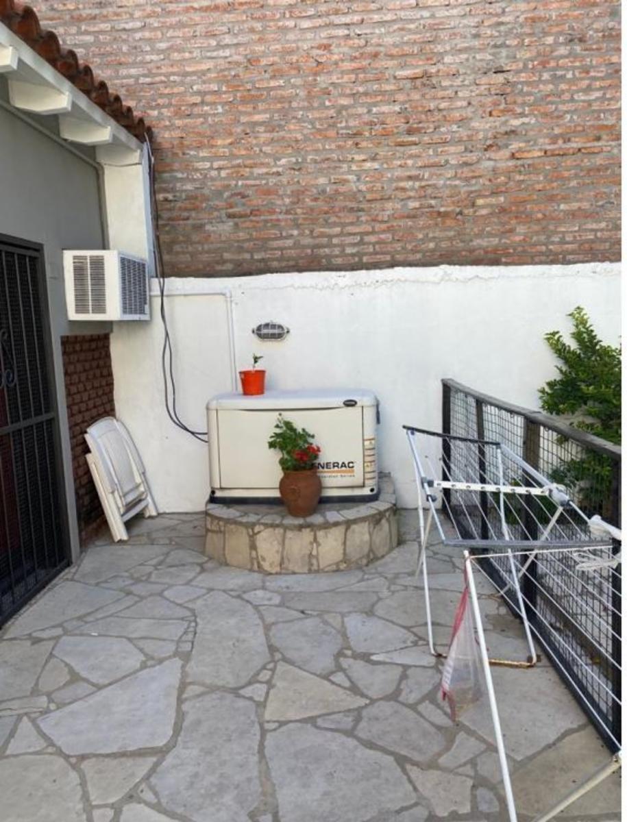 Excelente propiedad 4 Ambientes. Cochera y Pileta, sobre lote de 10X45. — foto 4