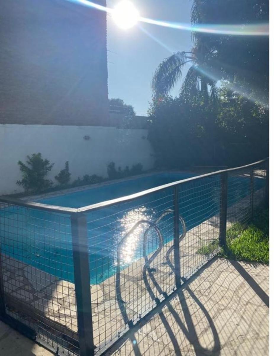 Excelente propiedad 4 Ambientes. Cochera y Pileta, sobre lote de 10X45. — foto 5