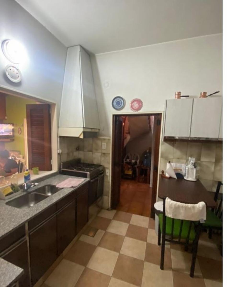 Excelente propiedad 4 Ambientes. Cochera y Pileta, sobre lote de 10X45. — foto 7