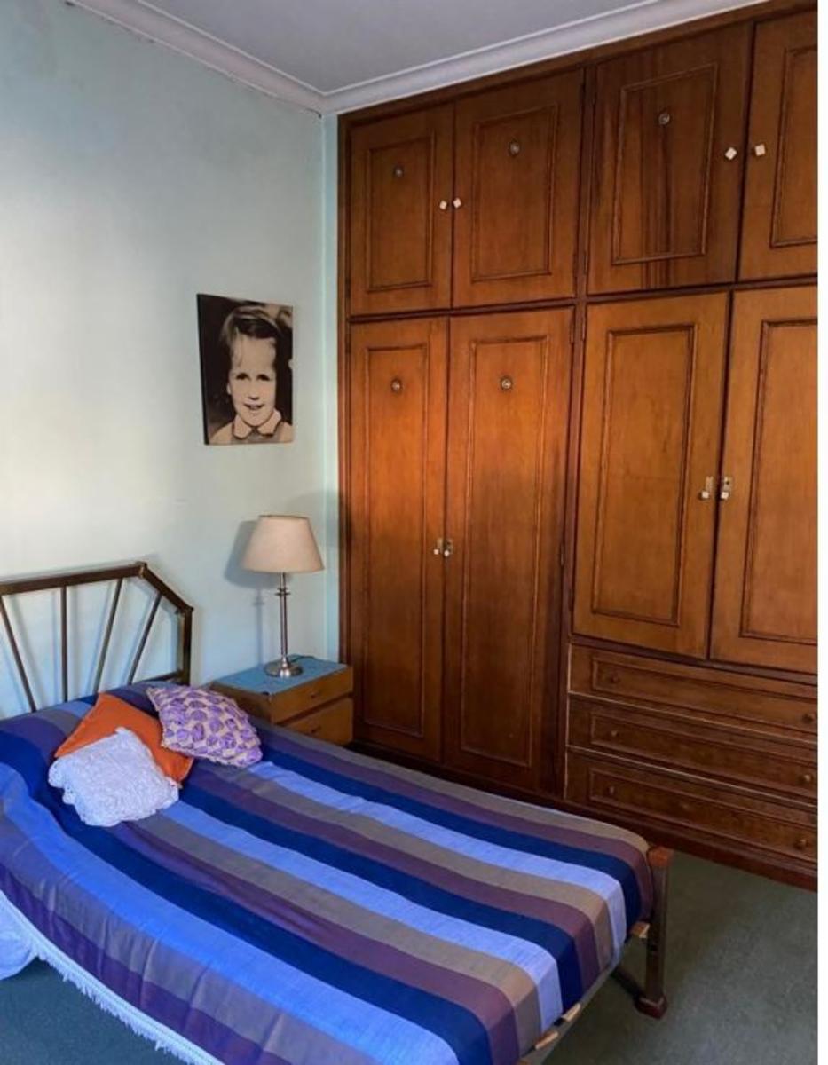 Excelente propiedad 4 Ambientes. Cochera y Pileta, sobre lote de 10X45. — foto 9