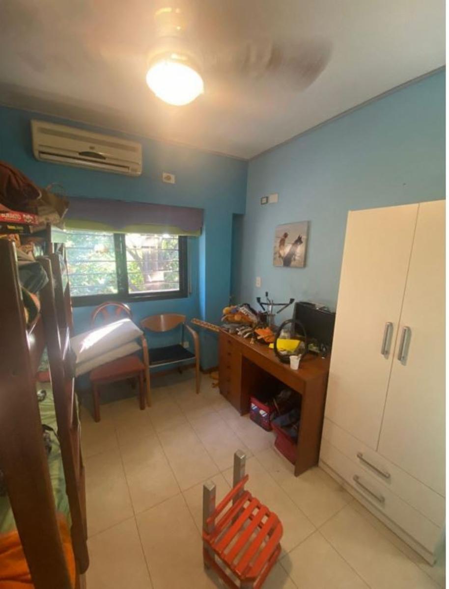 Excelente propiedad 4 Ambientes. Sobre lote de 10X30. Cochera, Amplio Play Room de 80 mts2, Fondo libre. — foto 2