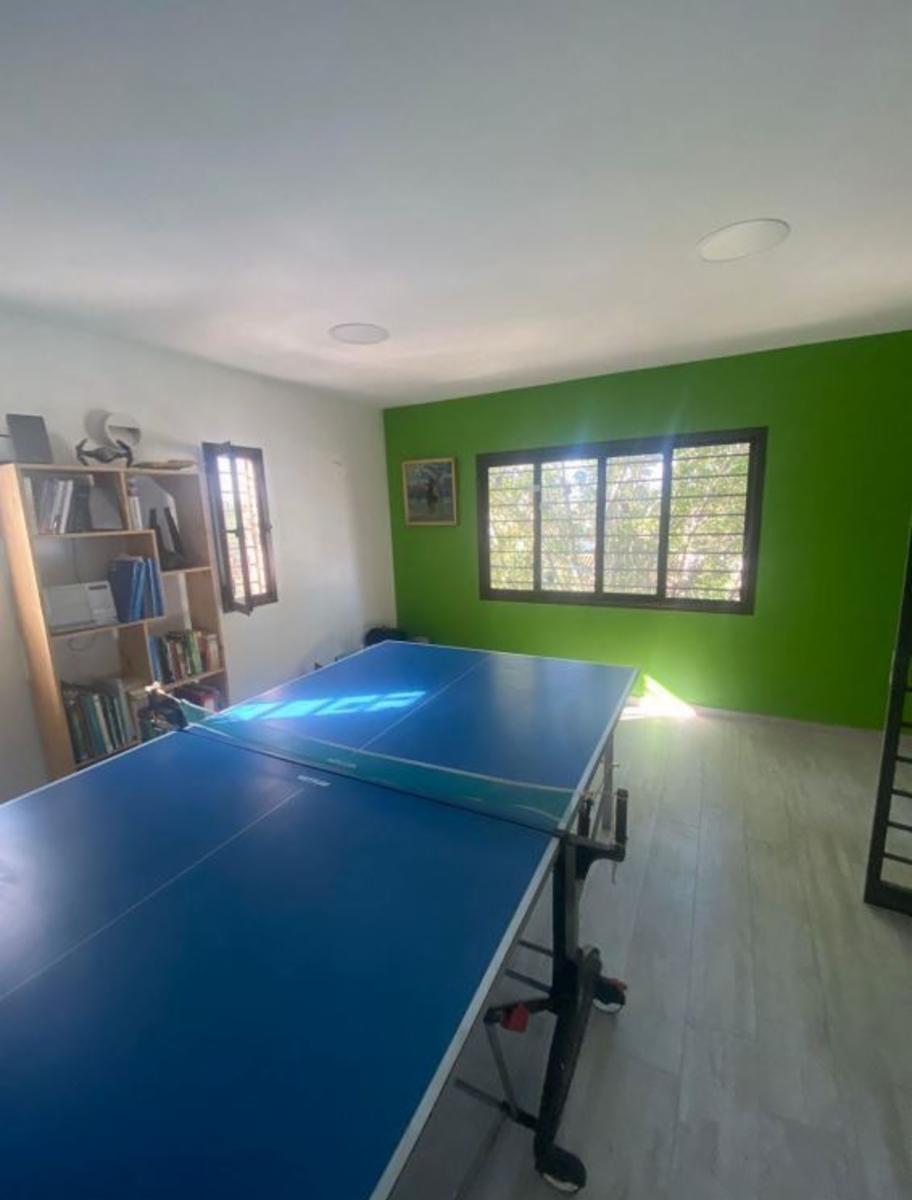 Excelente propiedad 4 Ambientes. Sobre lote de 10X30. Cochera, Amplio Play Room de 80 mts2, Fondo libre. — foto 3