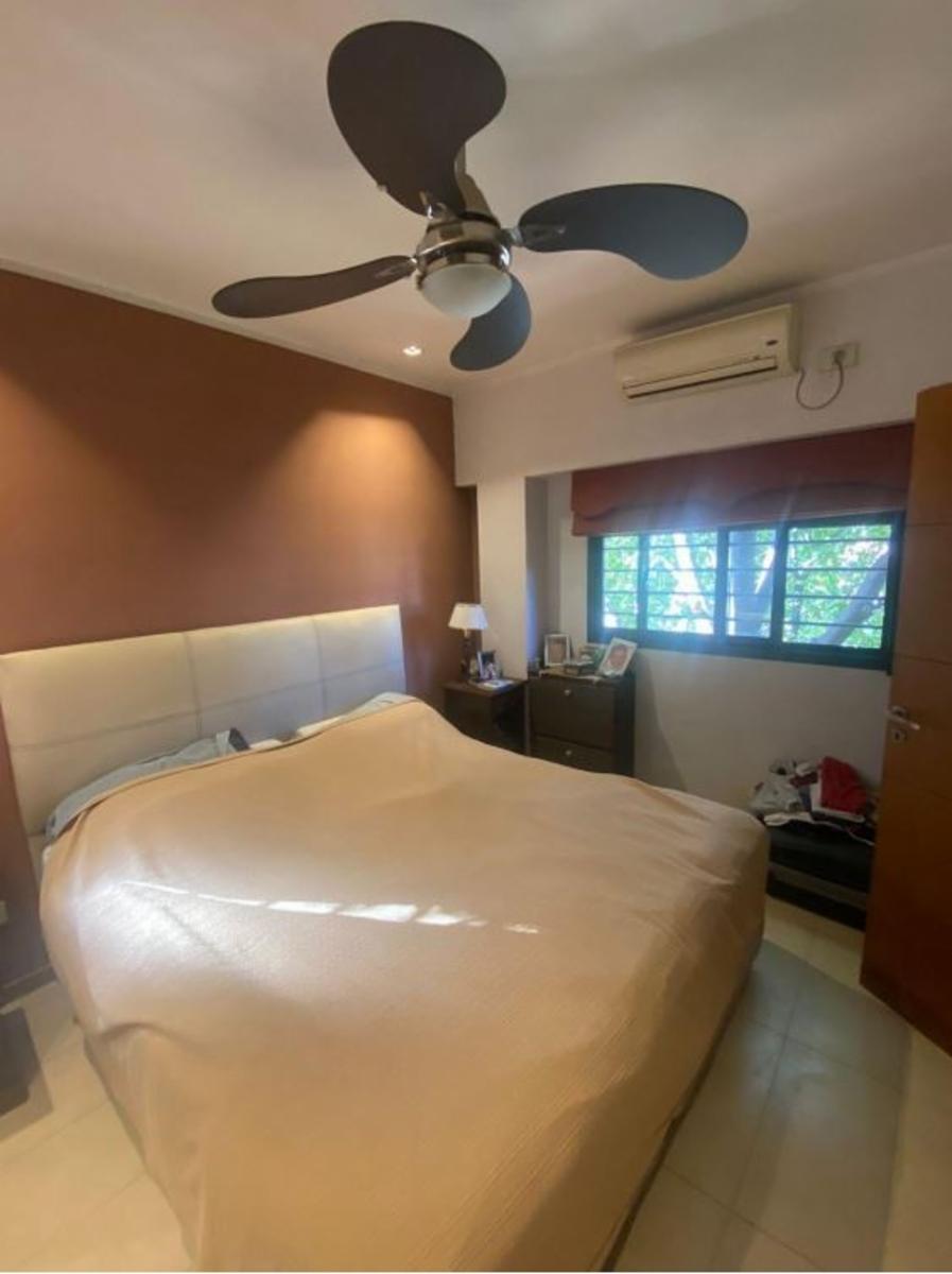 Excelente propiedad 4 Ambientes. Sobre lote de 10X30. Cochera, Amplio Play Room de 80 mts2, Fondo libre. — foto 4