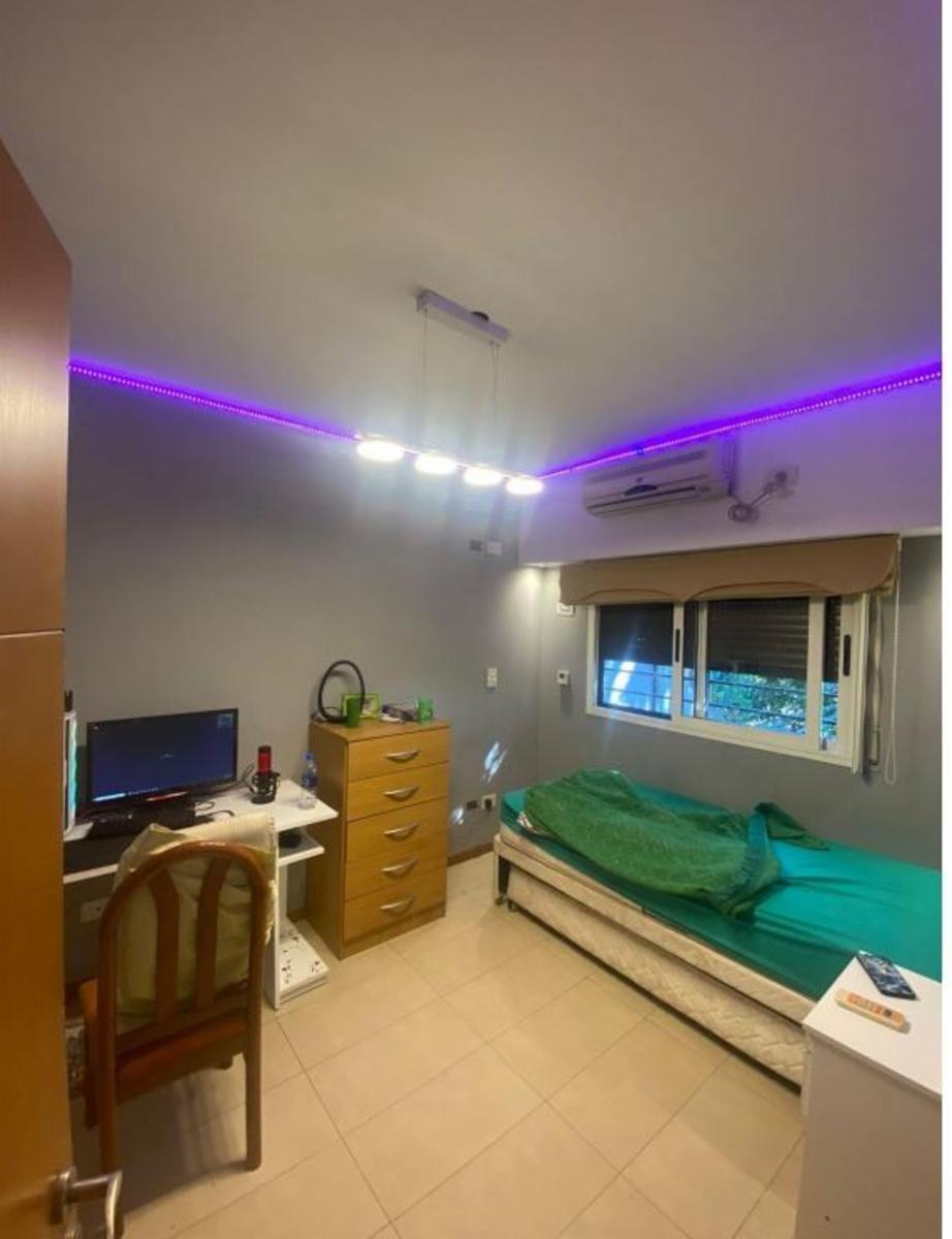 Excelente propiedad 4 Ambientes. Sobre lote de 10X30. Cochera, Amplio Play Room de 80 mts2, Fondo libre. — foto 5