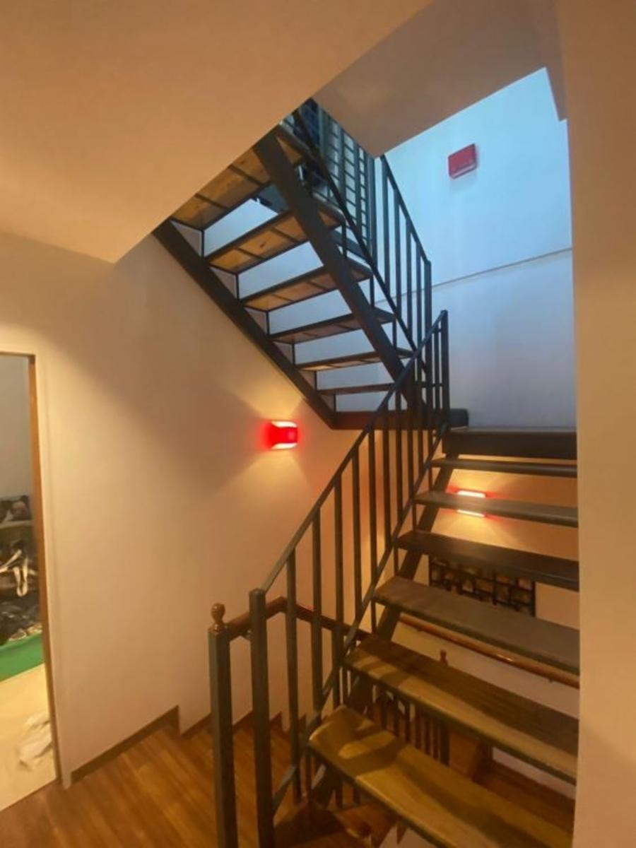 Excelente propiedad 4 Ambientes. Sobre lote de 10X30. Cochera, Amplio Play Room de 80 mts2, Fondo libre. — foto 6