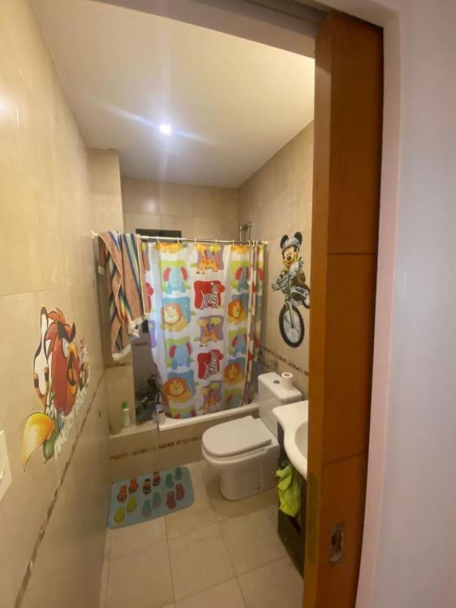 Excelente propiedad 4 Ambientes. Sobre lote de 10X30. Cochera, Amplio Play Room de 80 mts2, Fondo libre. — foto 8