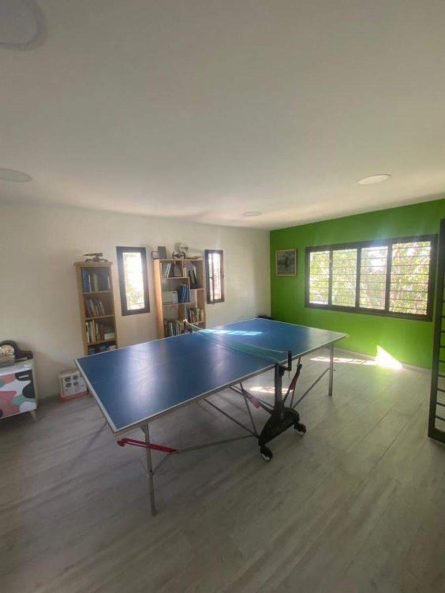 Excelente propiedad 4 Ambientes. Sobre lote de 10X30. Cochera, Amplio Play Room de 80 mts2, Fondo libre. — foto 11