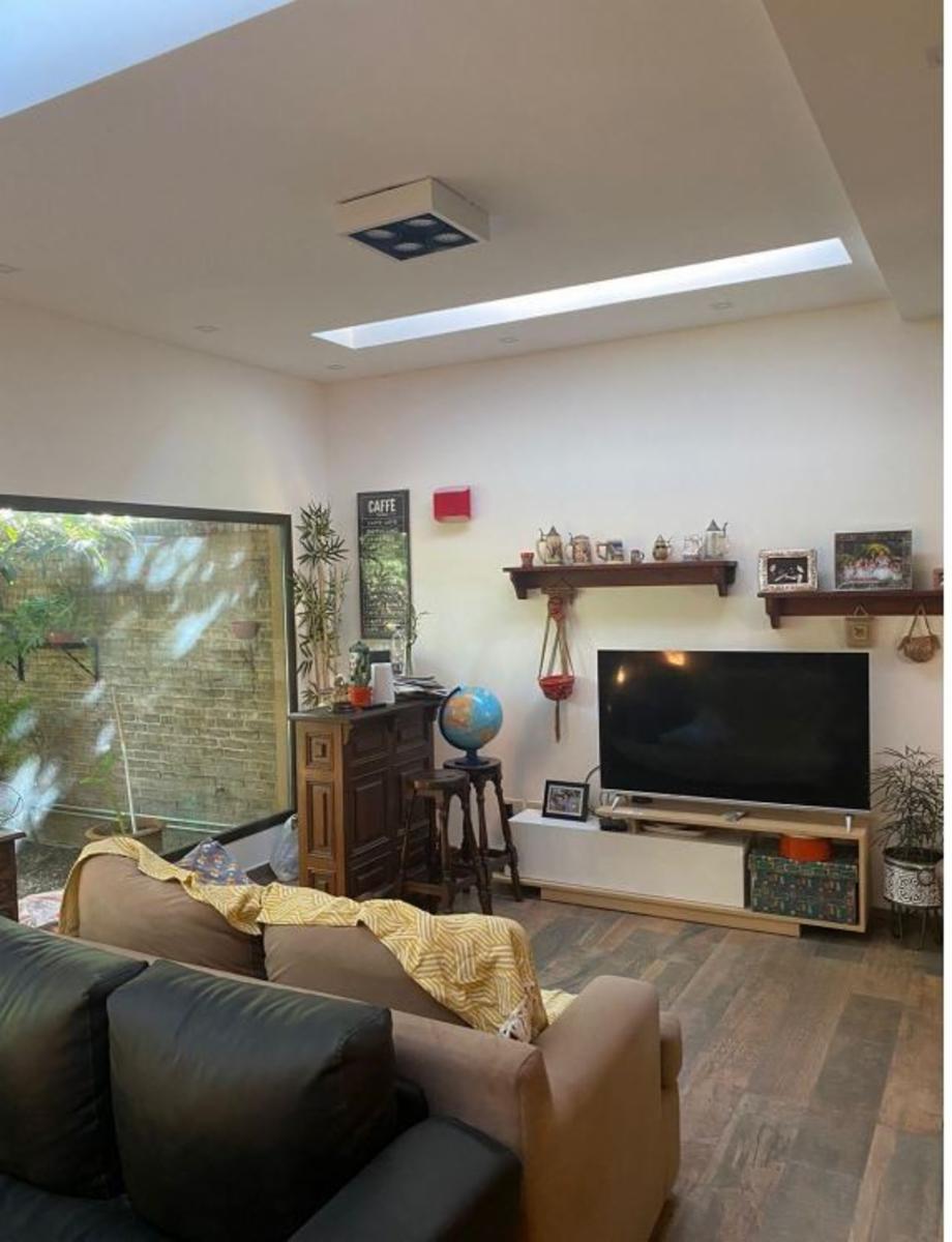 Excelente propiedad 4 Ambientes. Sobre lote de 10X30. Cochera, Amplio Play Room de 80 mts2, Fondo libre. — foto 13